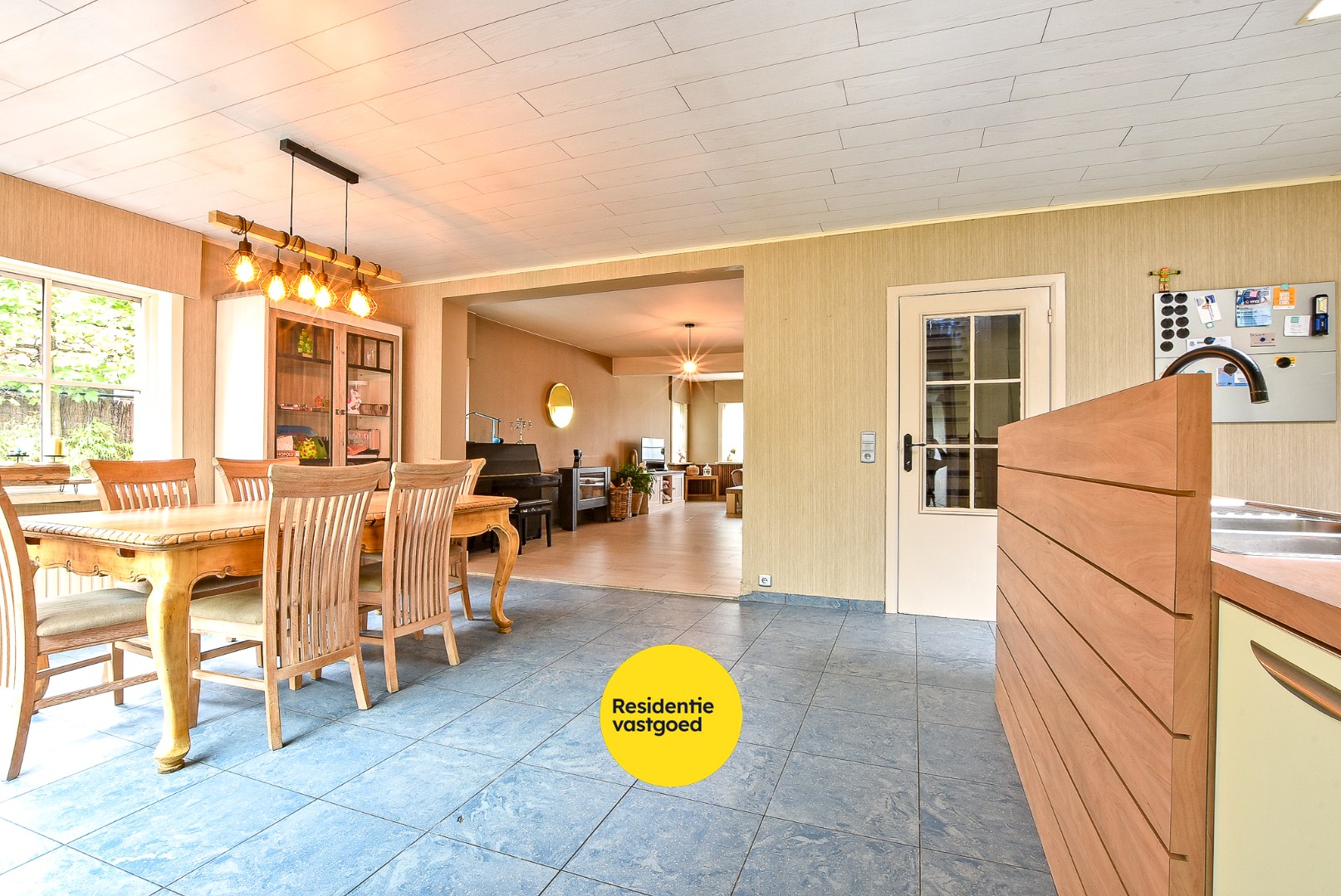 Instapklare alleenstaande woning met 4/5 slaapkamer op 2.084m² te Diksmuide! 