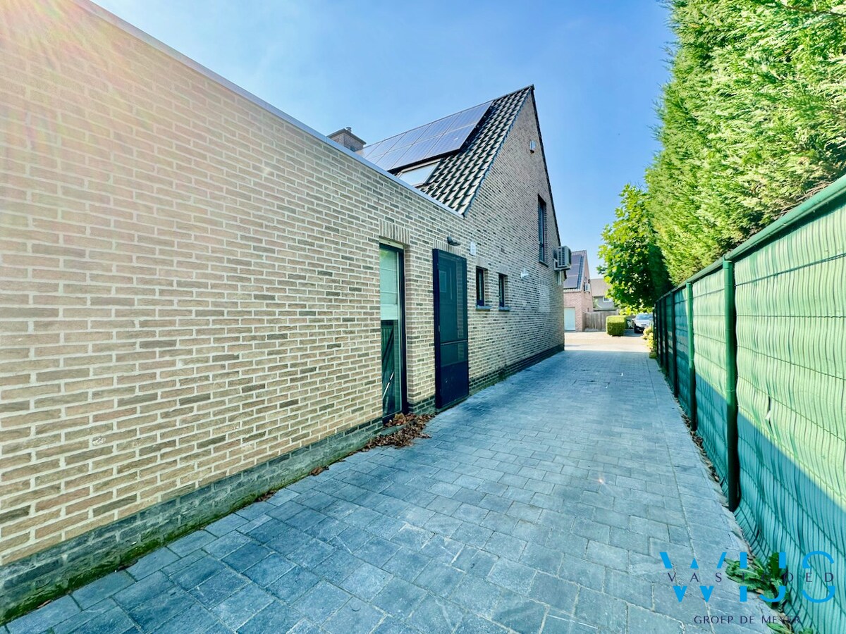 Stijlvolle alleenstaande woning met kapsalon te Kluizen 