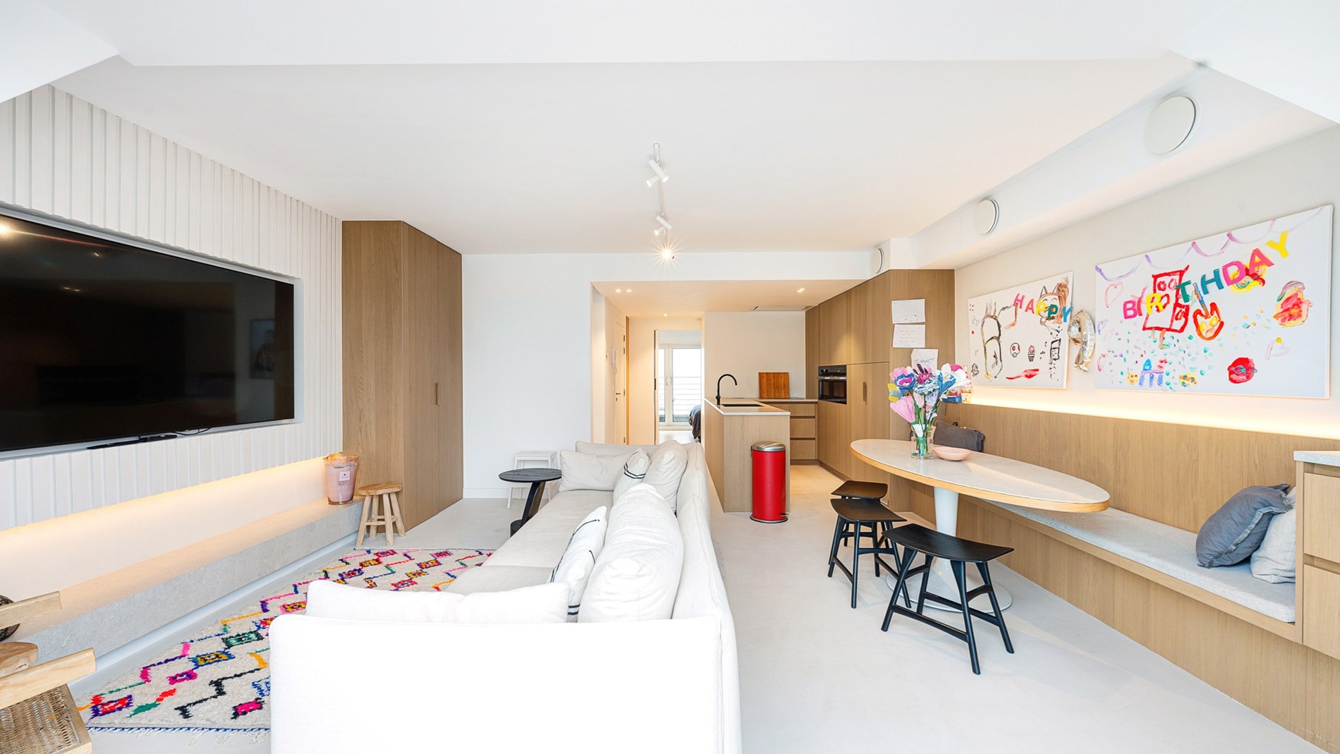 Magnifiek gerenoveerd duplexappartement met 3 SLAAPKAMERS VOOR DUBBEL BED en 3 badkamers. Ruim TERRAS vooraan en achteraan. Ideaal gelegen, rustig maar toch nabij Zeedijk en Lippenslaan. 