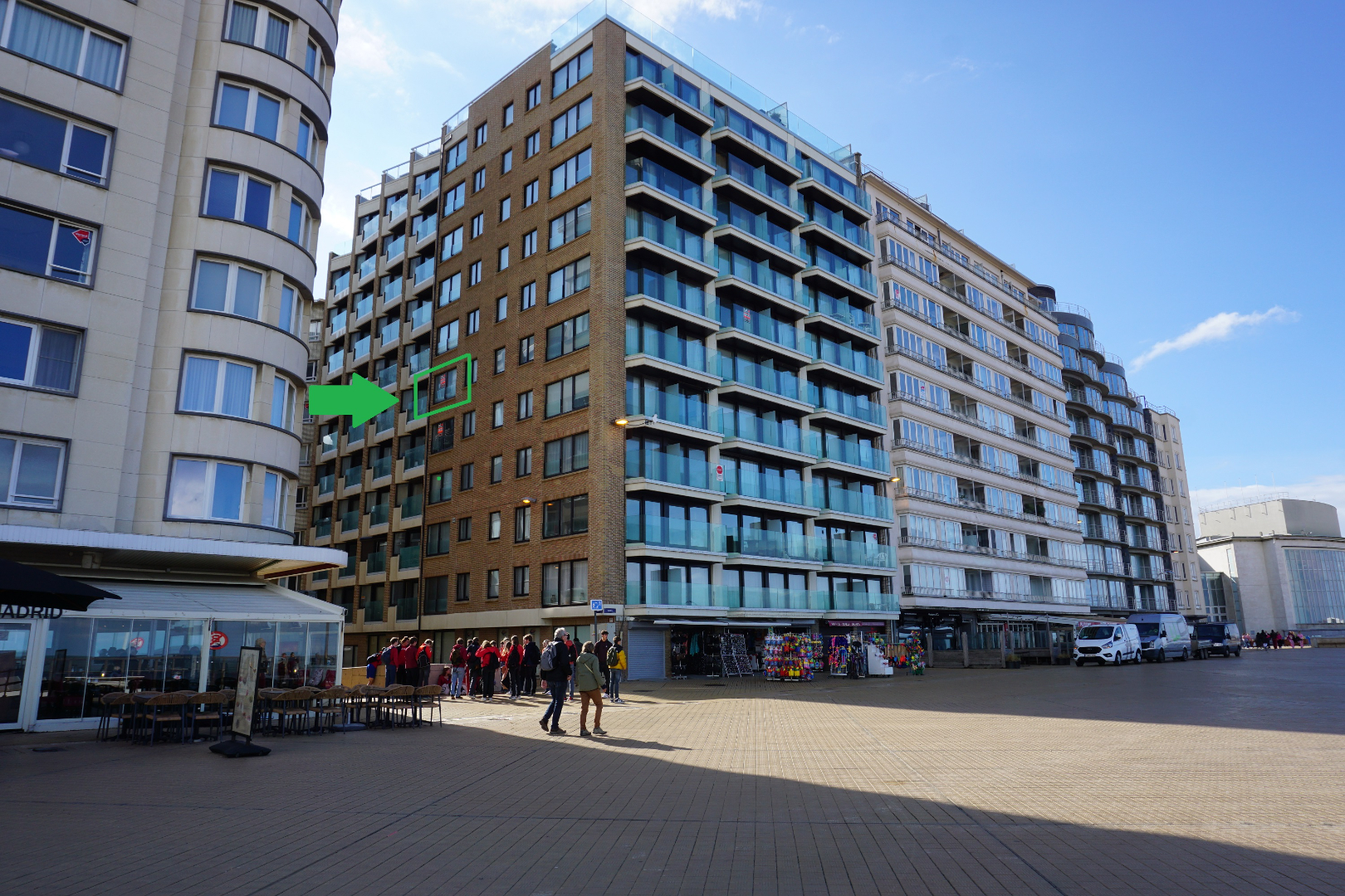 VERNIEUWDE STUDIO MET ZIJDELINGS ZEEZICHT IN CENTRUM OOSTENDE 