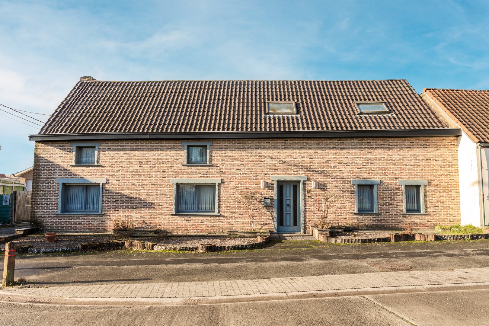 Te renoveren fermette met 3 slpk, bijgebouw en garage en mogelijkheid tot uitbreiding (bouwgrond) 