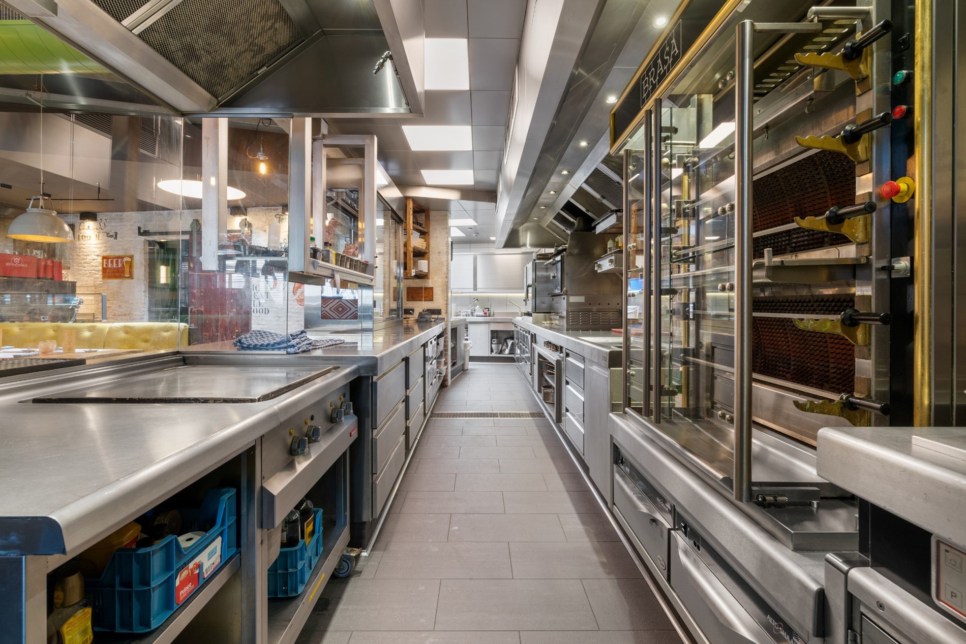 Magnifique local commercial fini (°2015), aménagé en restaurant équipé de toutes les technologies récentes et en excellent état, situé au centre de Knokke, à proximité de l'avenue Lippens et du marché 