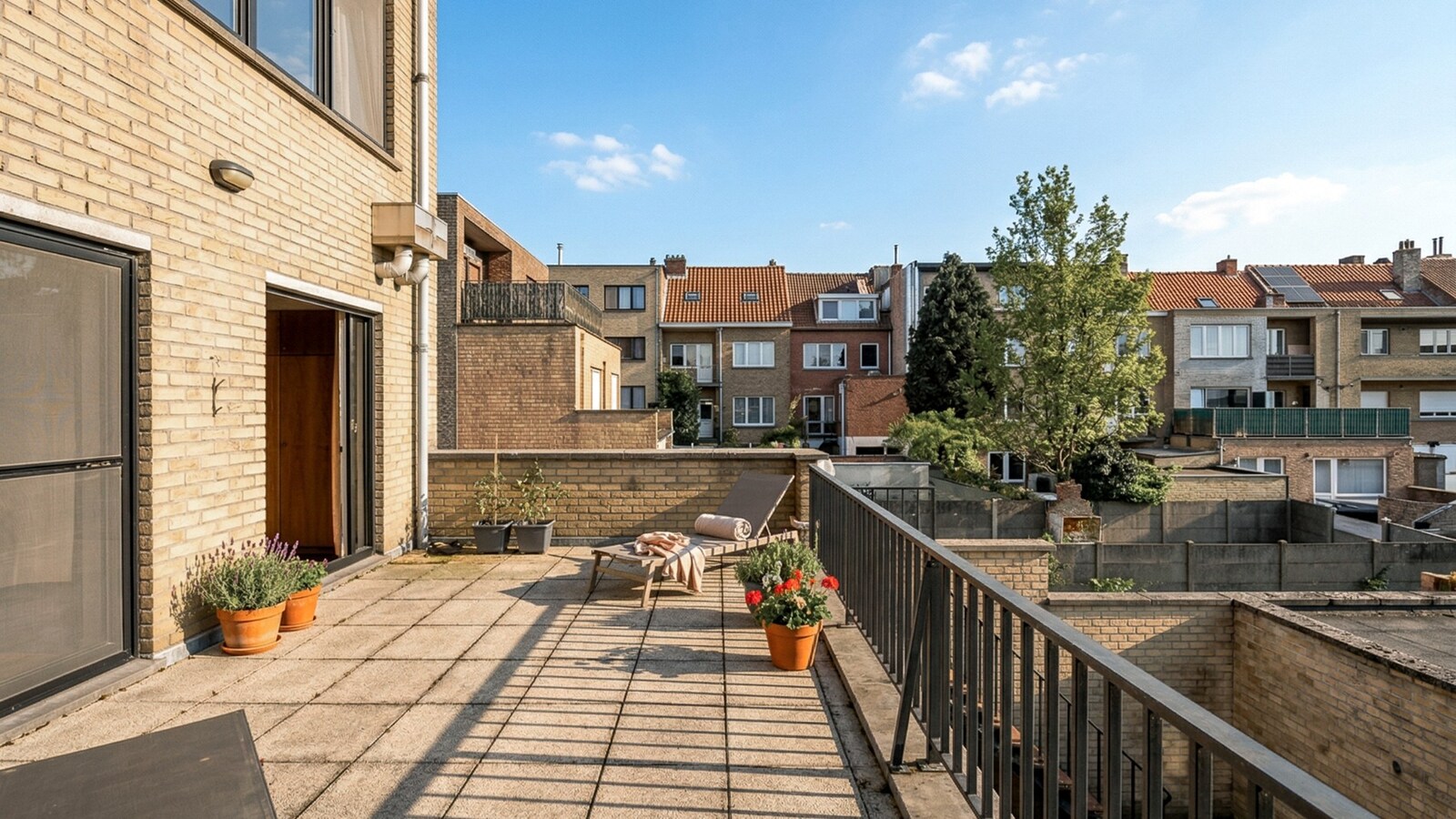 Ruime bel-etagewoning met garage en zonnepanelen in hartje Heist. 