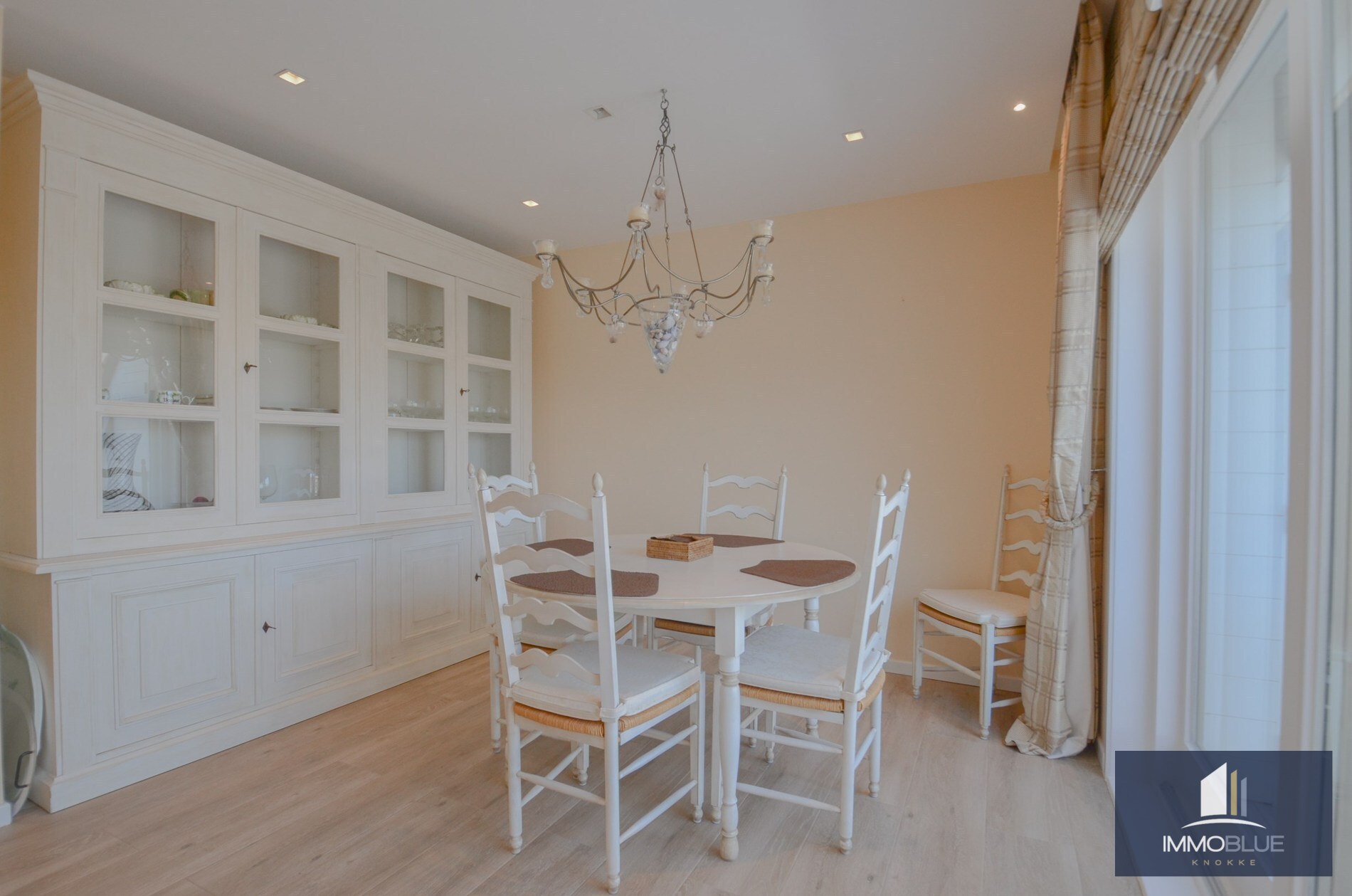 Stijlvol duplexappartement met zonnige terrassen en open zicht op de villa’s van het Zoute. 