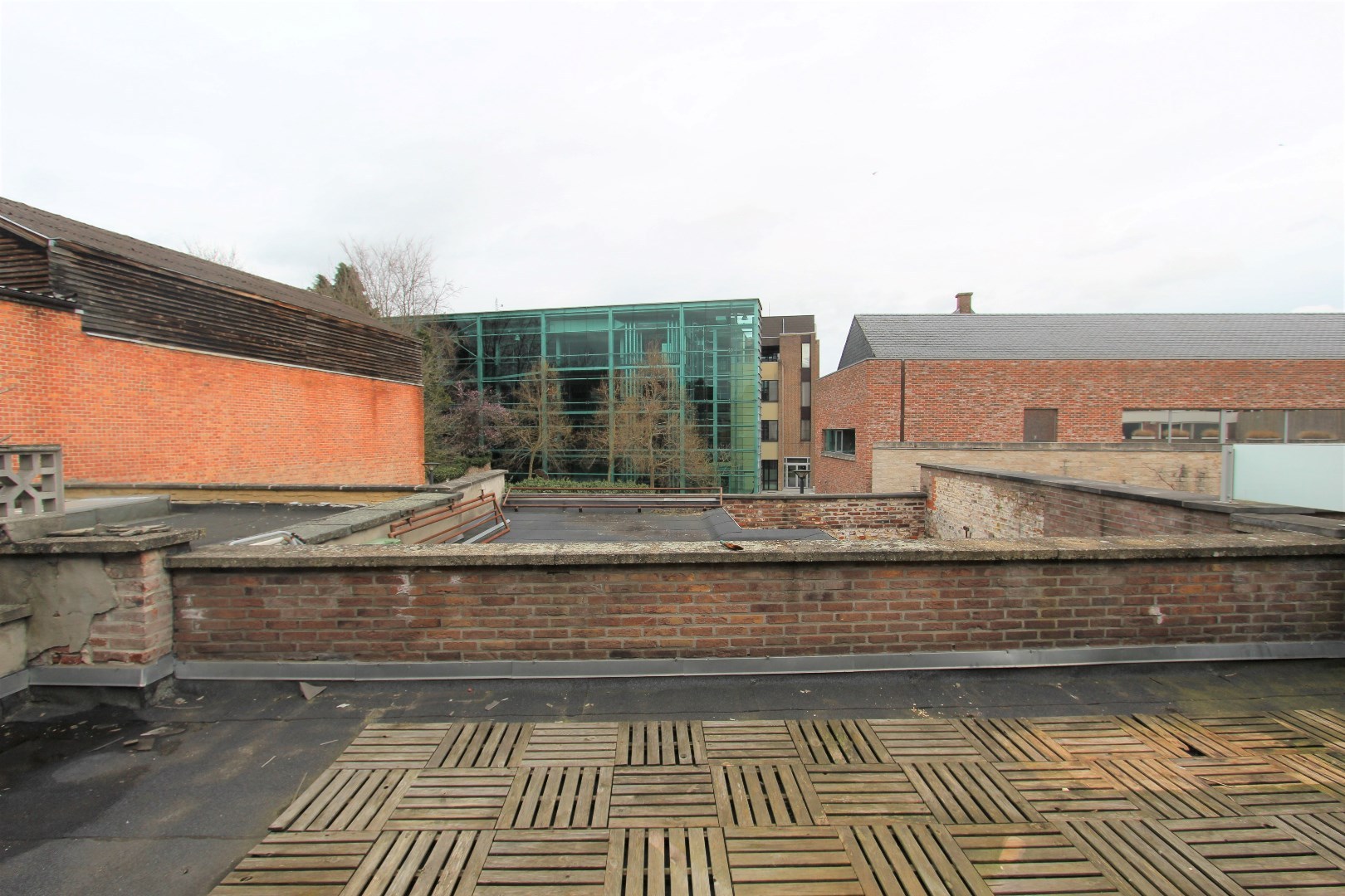 PRACHTIG GELEGEN MODERNE HANDELSWONING 