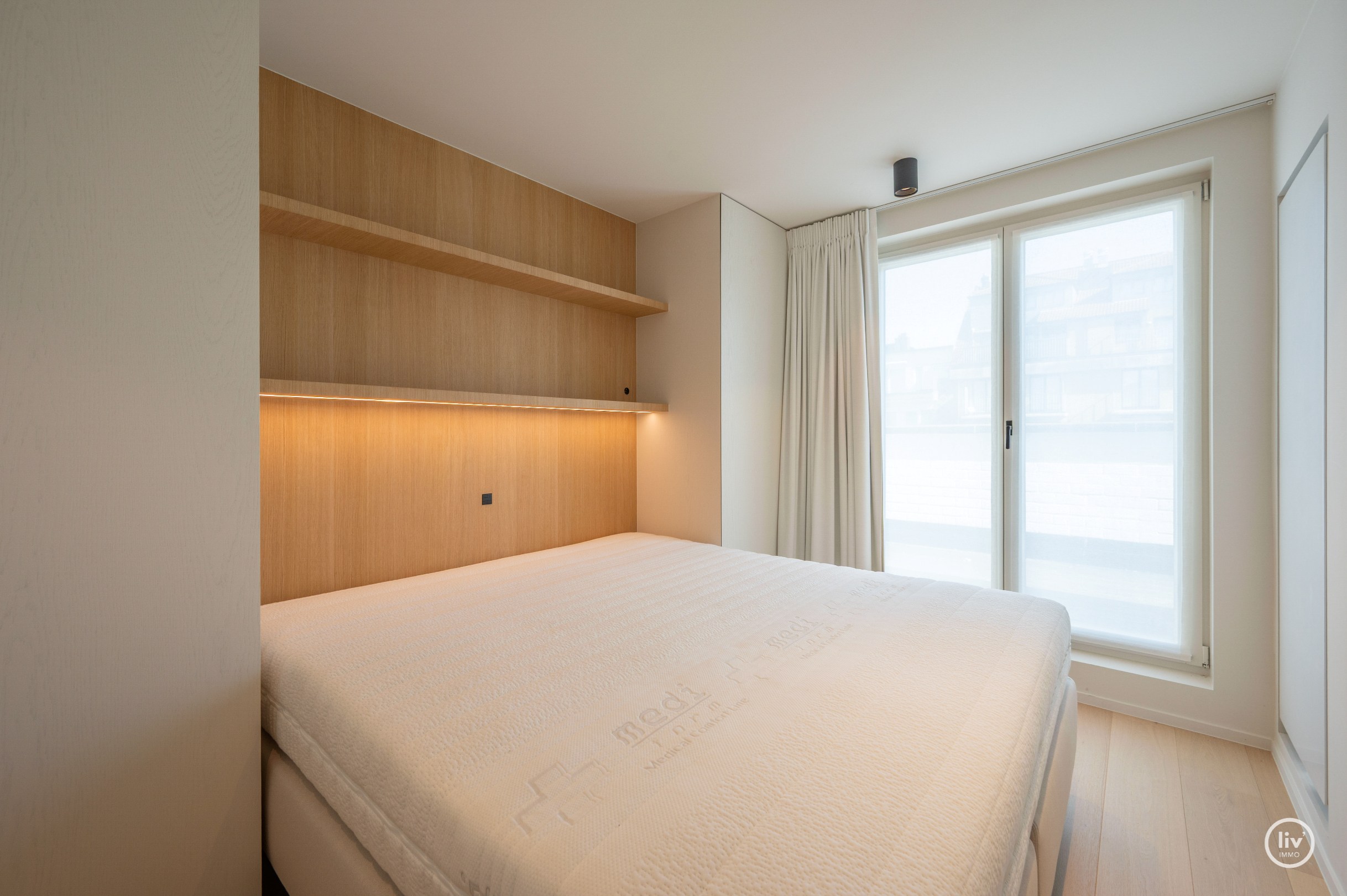 Parchtig afgewerkte penthouse met magnifieke terrassen van +/-40m2 en 3 ruime slaapkamers te Leopoldlaan gelegen. 