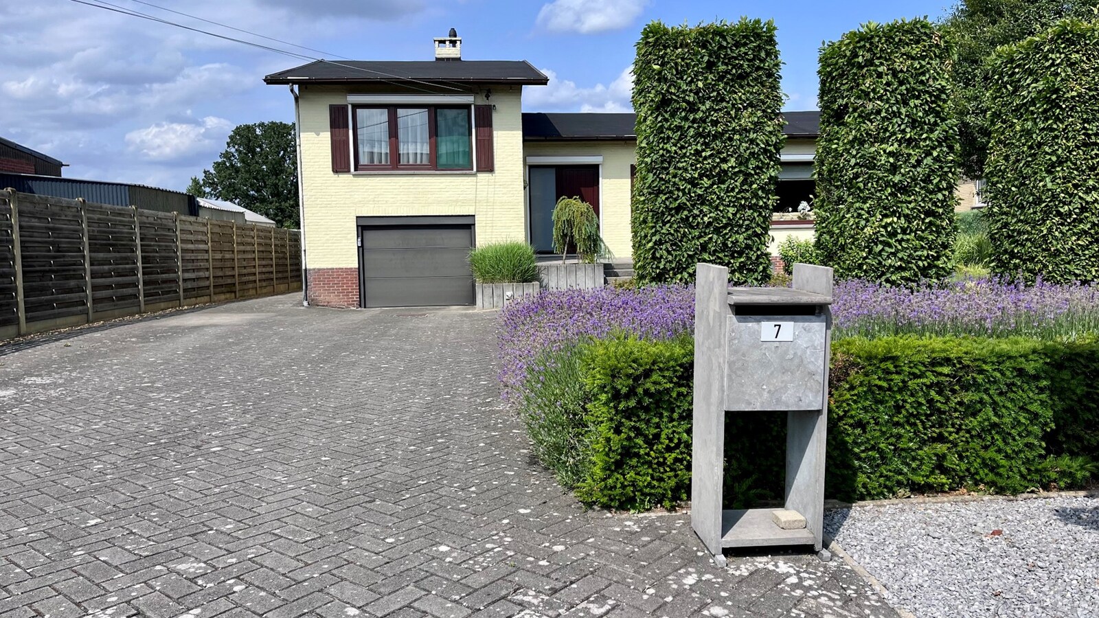 Goed onderhouden woning met tuin, terras en inpandige garage in Kermt - Energielabel E 