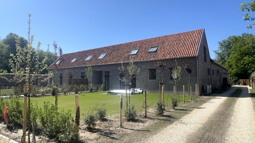 Kantoor te huur in prachtig gerenoveerde vierkantshoeve te Zwijnaarde