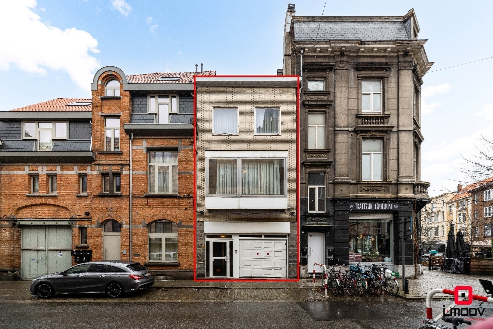 Ruime te renoveren stadswoning met garage en vier slaapkamers in de stationswijk 