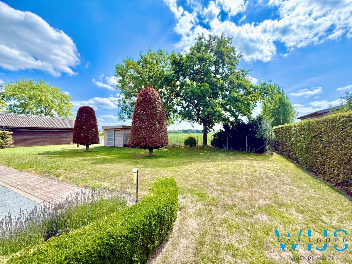 Ruime bungalow op 1000m² met prachtig uitzicht te Boekhoute ! 