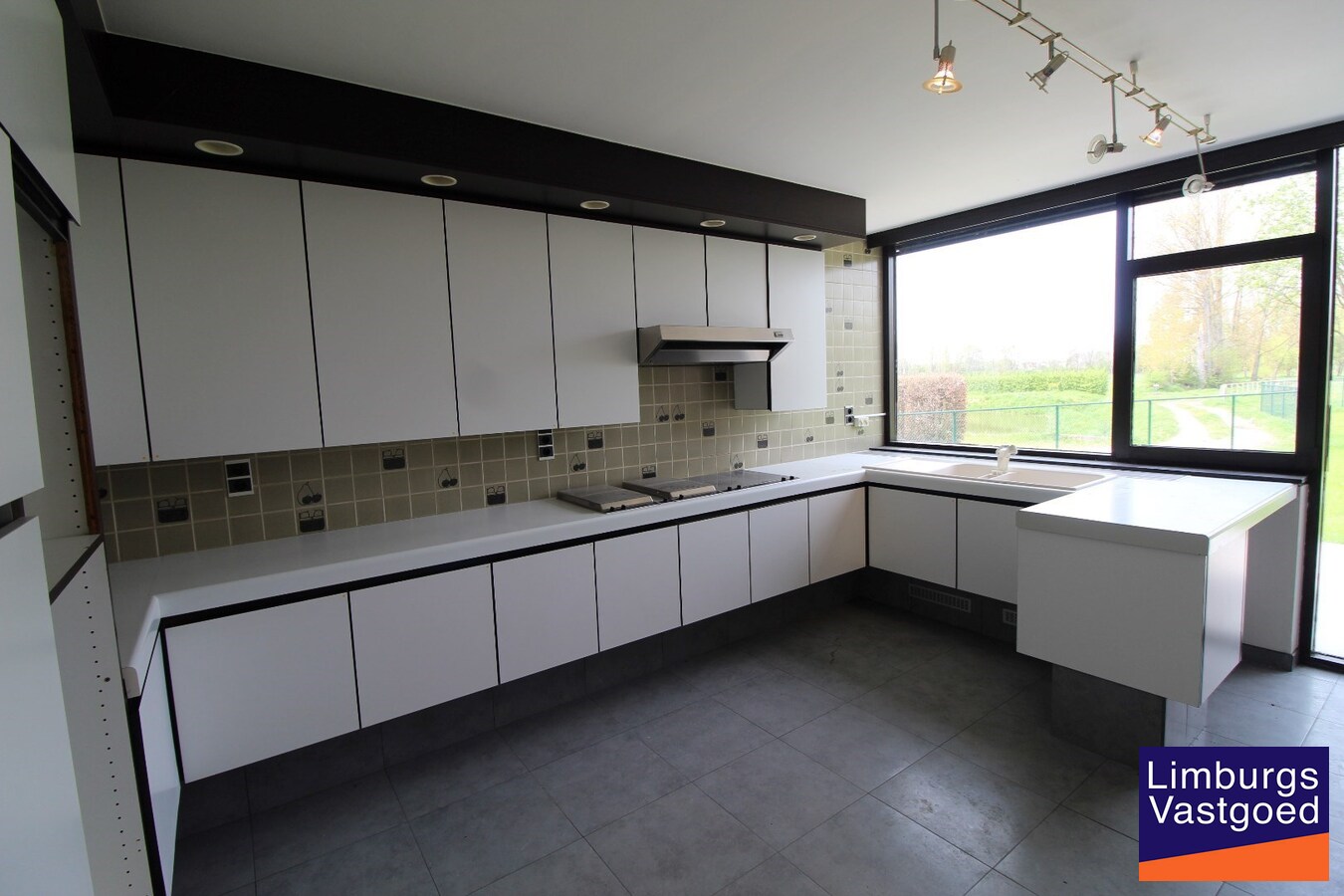 Ruime villa, 308m², 4 slpk, uitzicht op velden, 19a49ca 