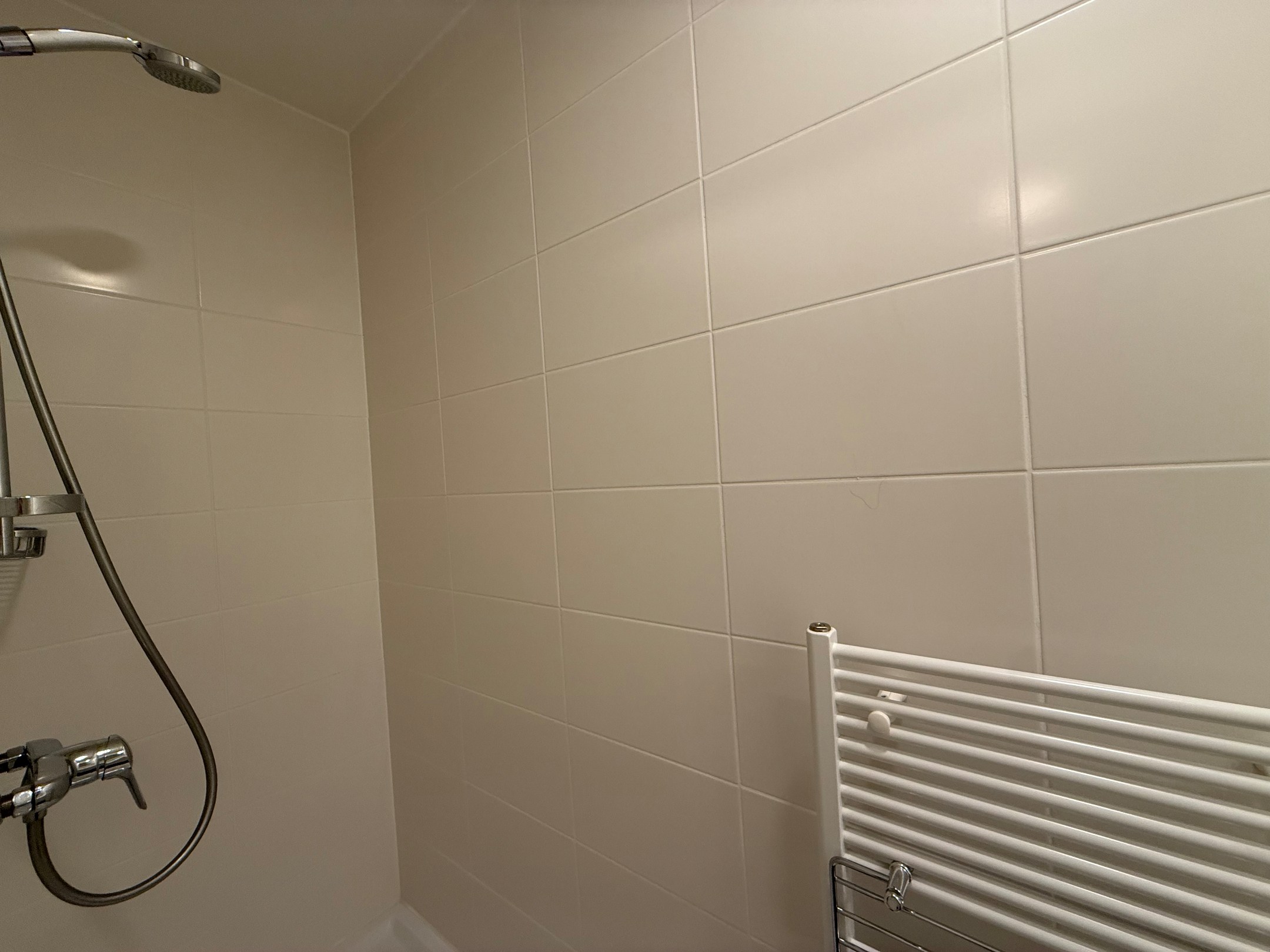 ONGEMEUBELD - Prachtig woonappartement met aangename terrassen en parking in het gebouw. Huur op VENNOOTSCHAP is mogelijk. 
