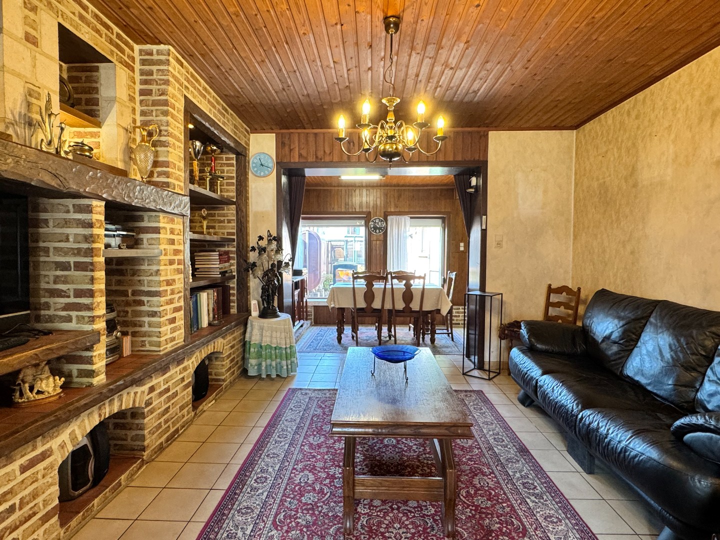 Gezellige woning met stadstuin, garage en uitweg langsachter. 