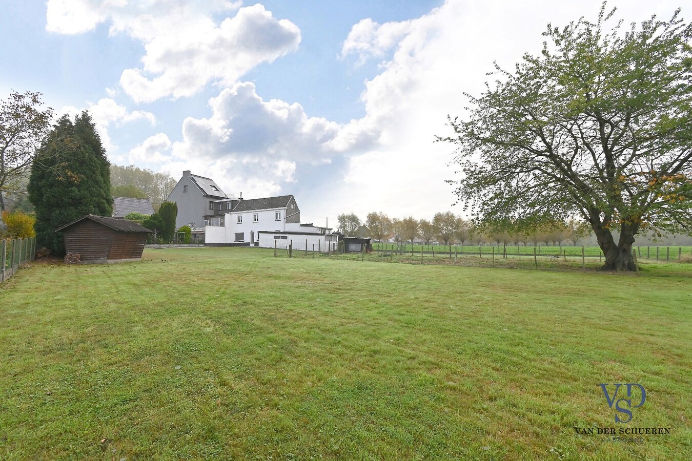 Te renoveren woning met uniek uitzicht op de omliggende akkers 