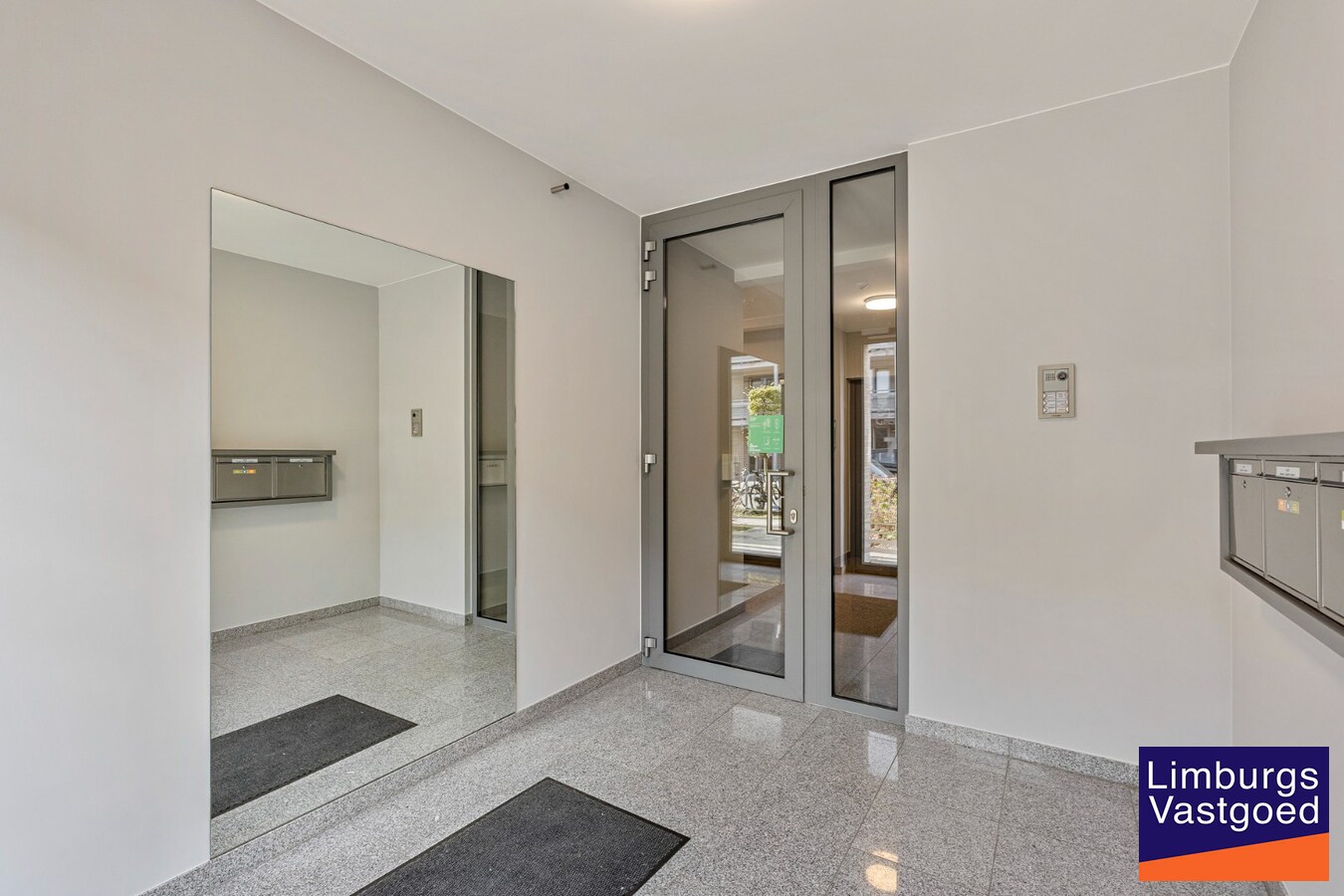 Gelijkvloers appartement (105m²), 2 slpk, tuin/terras, autostaanplaats + kelderberging 