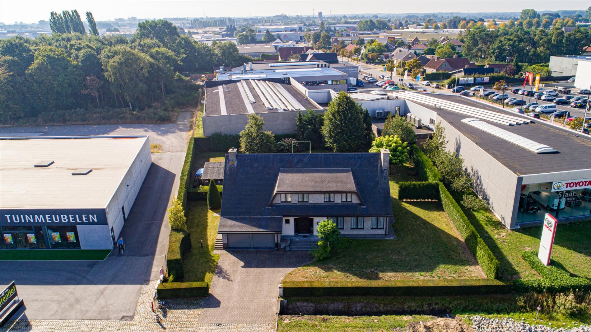 Pand op 1.723m² op commerciële toplocatie langsheen handelskilometer N9 te Maldegem 