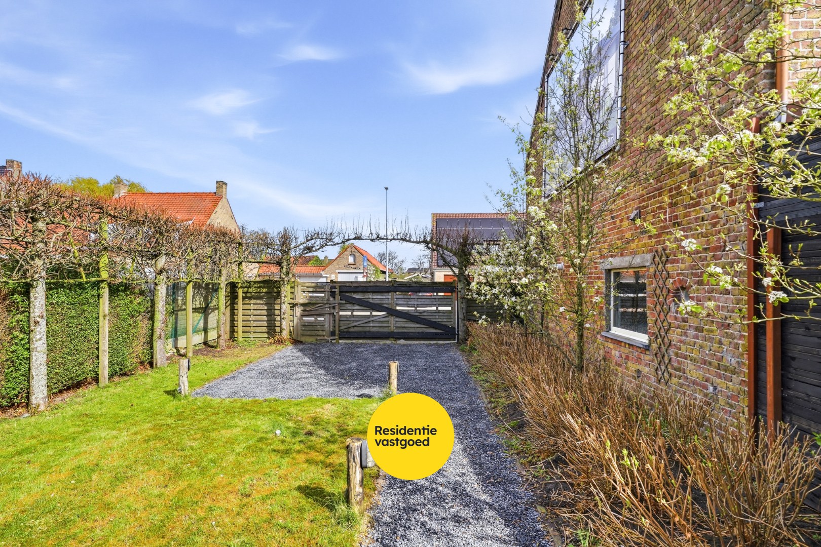 Karaktervolle halfopen bebouwing met multifunctioneel bijgebouw  in Westkerke 