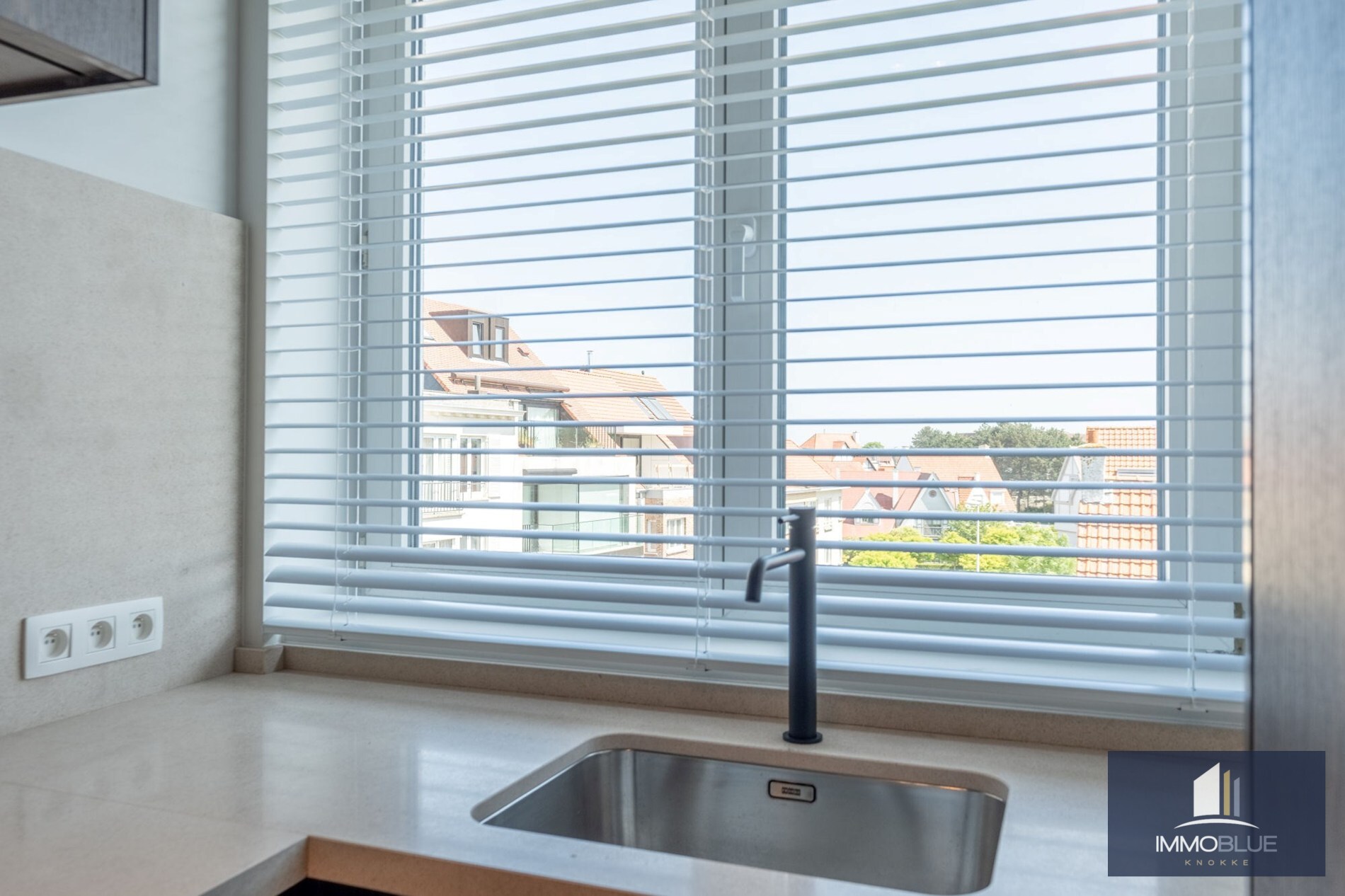 Situé dans un endroit calme, cet appartement entièrement rénové offre une vue dégagée sur les villas. 