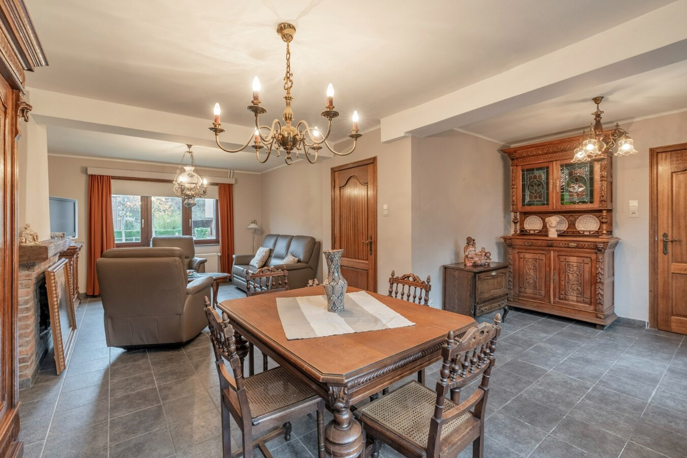 Instapklare woning op een leuke locatie te As. 