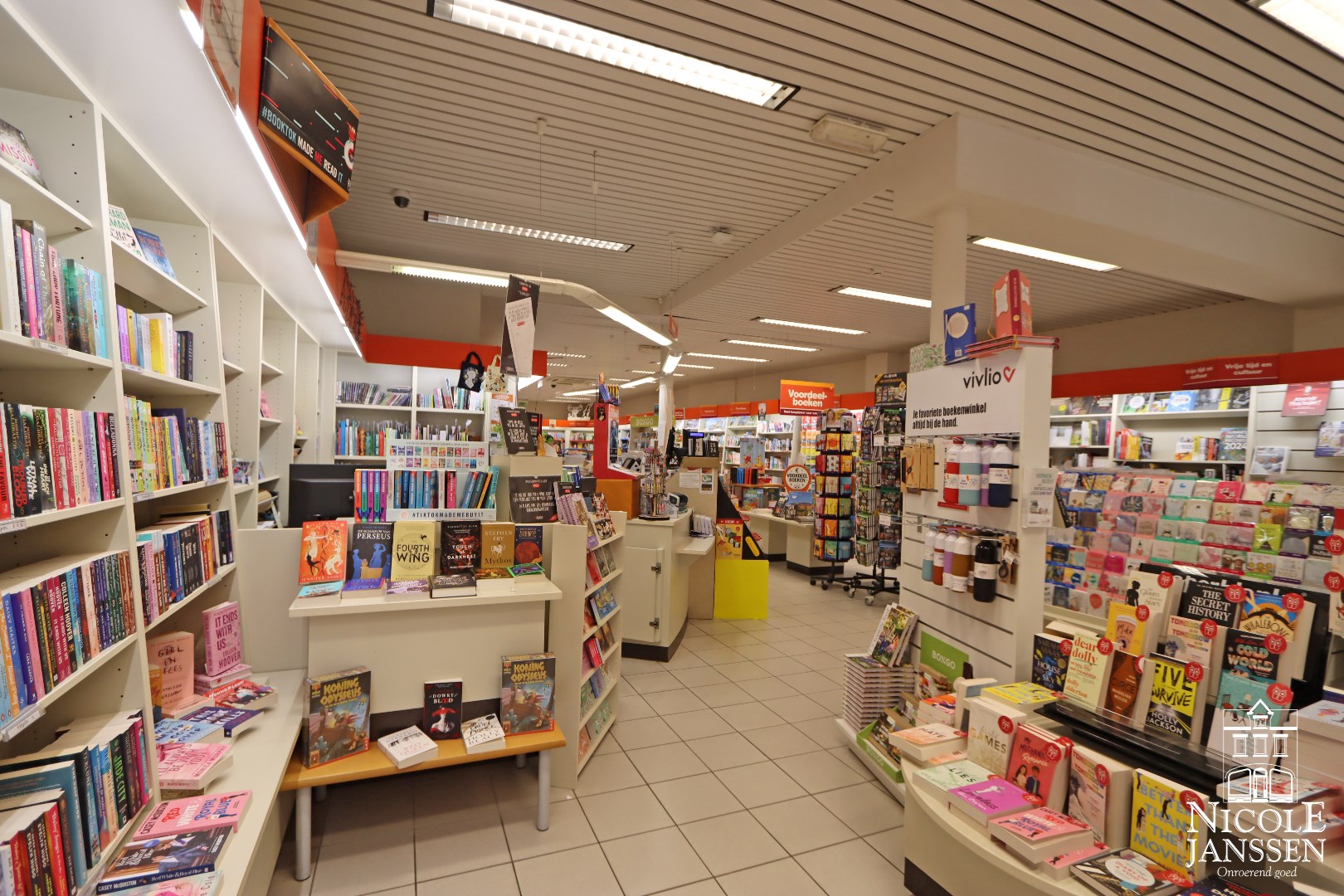 Mooi verzorgde en instapklare gelijkvloerse handelsruimte in centrum Maaseik 