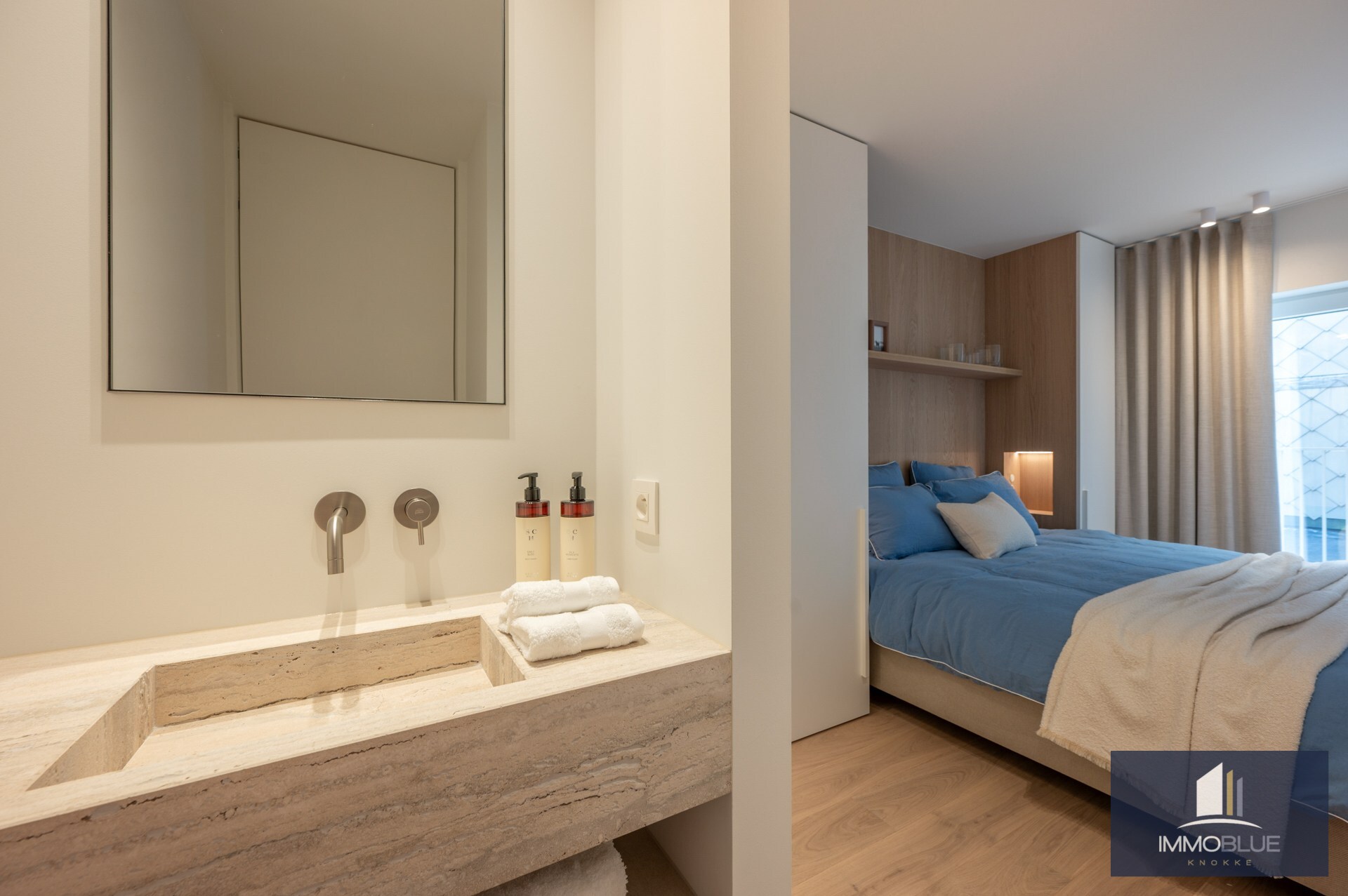 Prachtig gerenoveerd drie-slaapkamerappartement op een toplocatie vlak bij de Zeedijk en genietend van een zijdelings zeezicht. 
