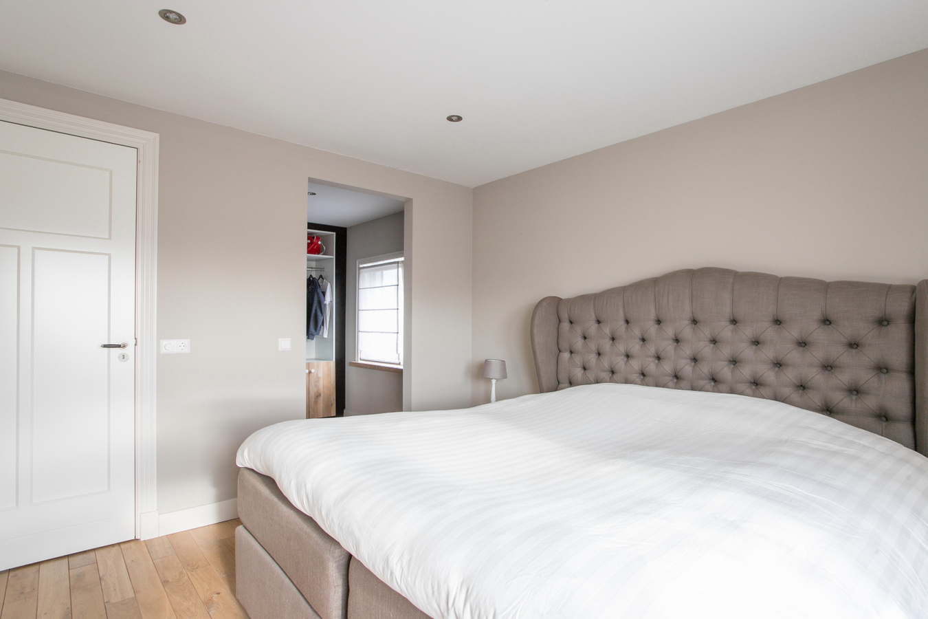 Vrijstaande, instapklare eengezinswoning met garage en carport afgewerkt in landelijke stijl. 