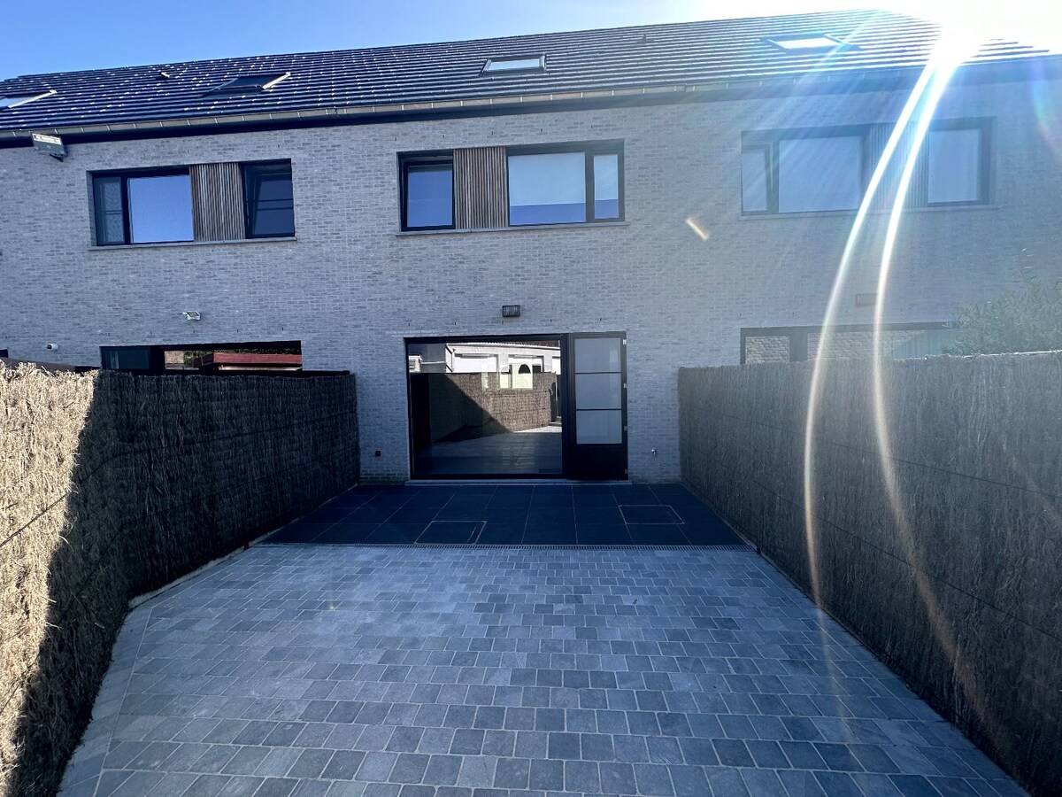 Nieuwbouwwoning met 4 slaapkamers op een boogscheut van het centrum 