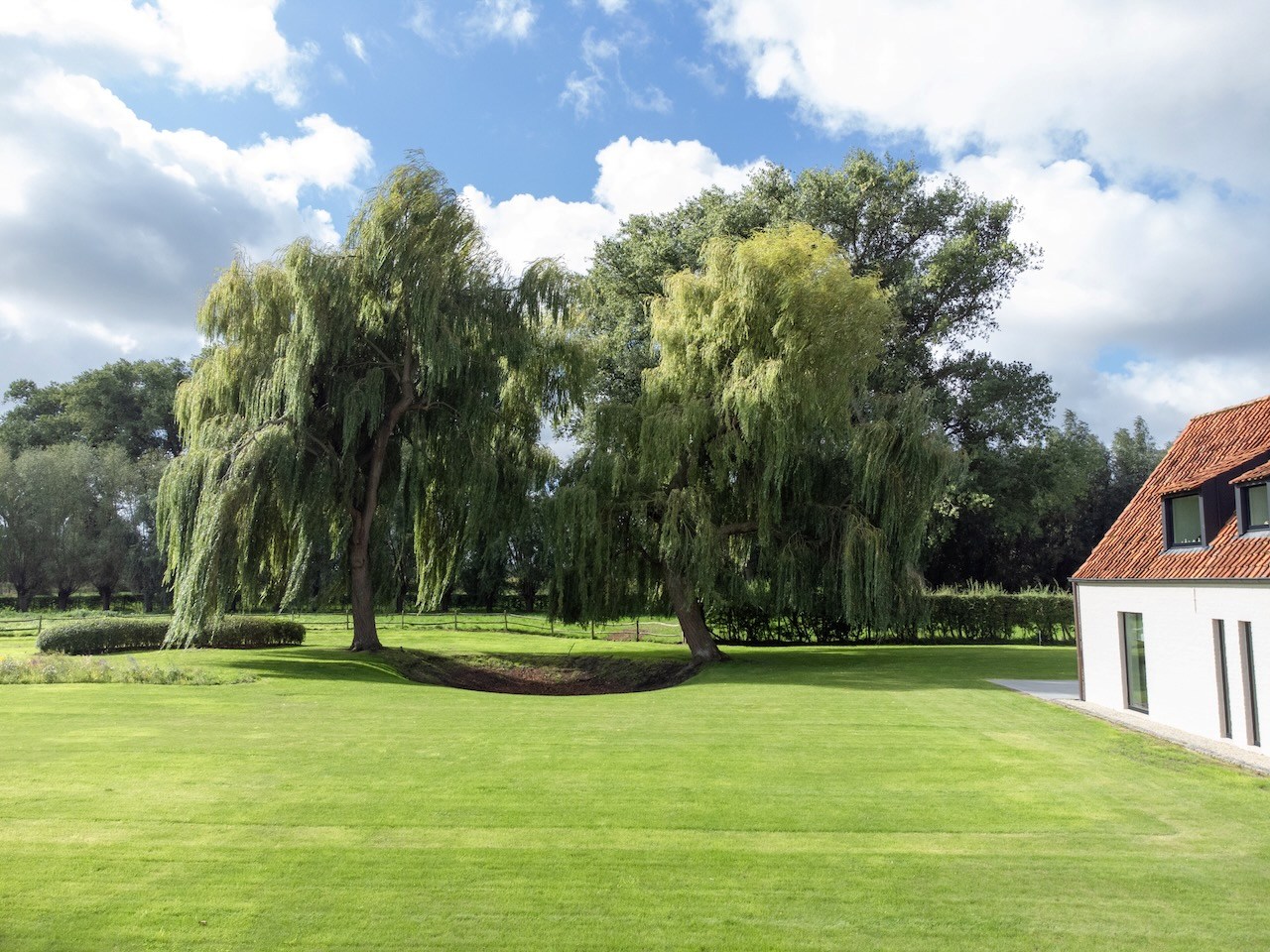 Uitzonderlijk gerenoveerde Hoeve met bijhuis op een domein van 1,5 hectare 