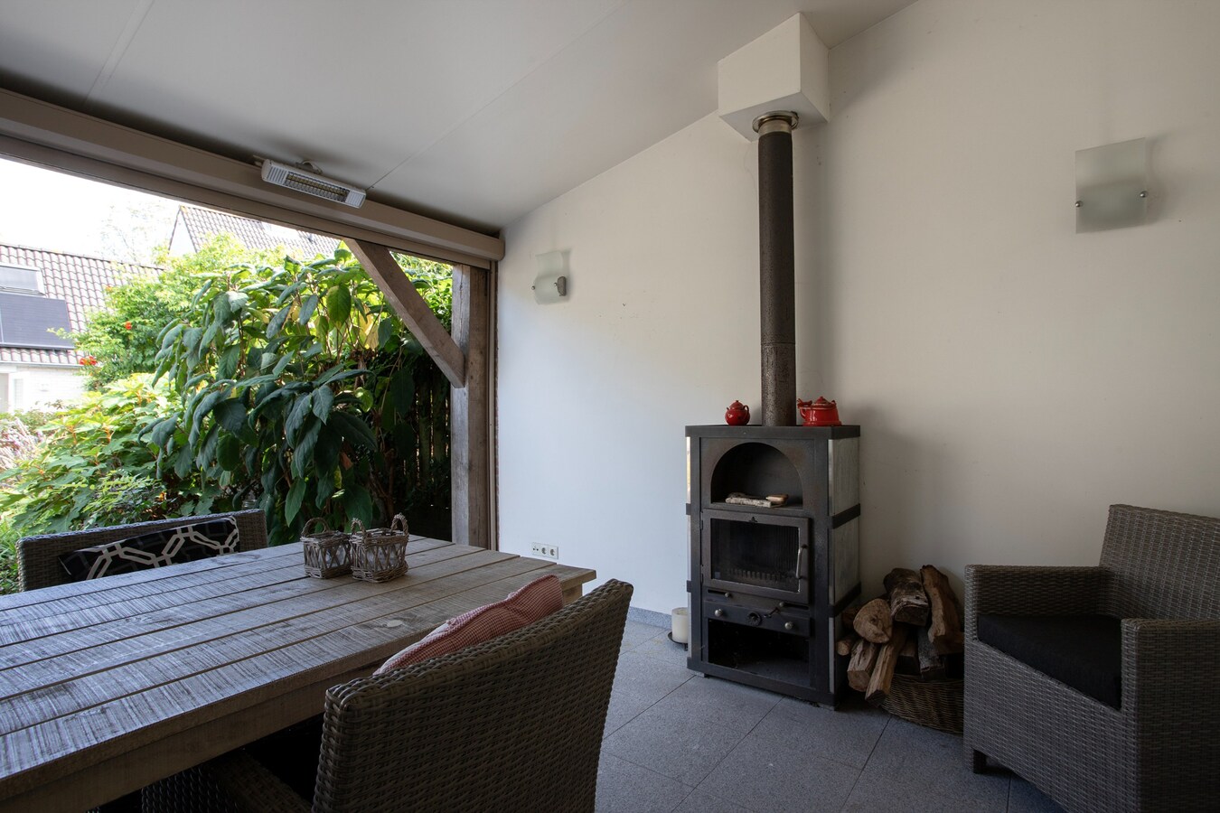 Degelijk gebouwde en perfect onderhouden vrijstaand-geschakelde gezinswoning aan ‘De Lovensbroek’. 