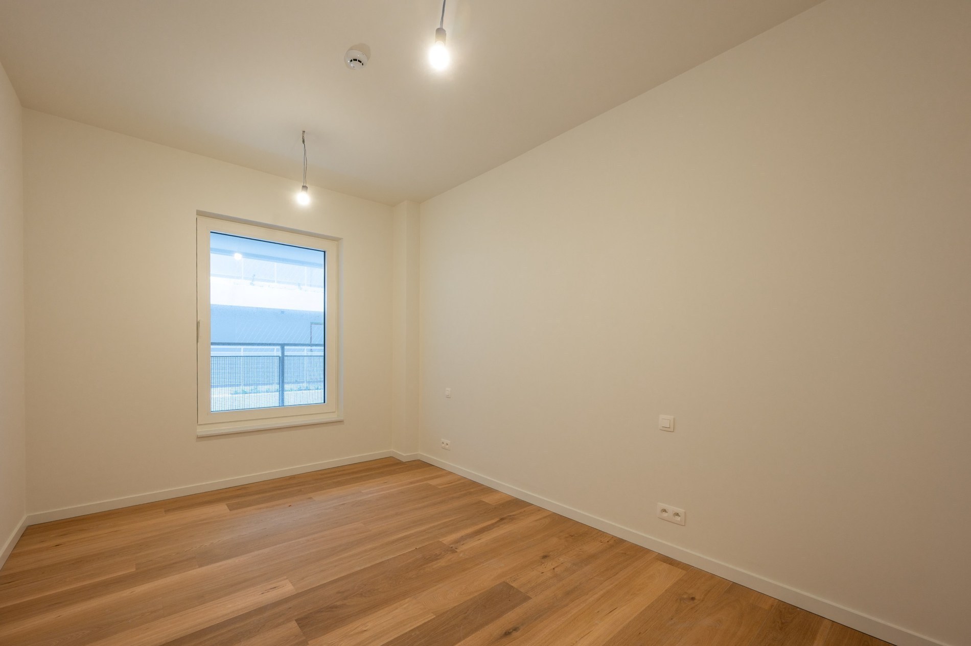 Non meublé : Appartement de 2 pièces idéalement situé à la Résidence Hoos avec vue latérale sur la mer. 