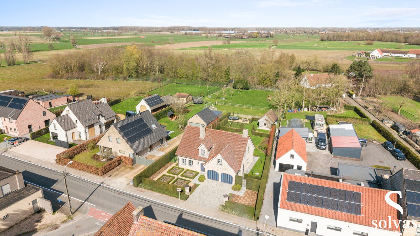 Prachtige open bebouwing met 4 slaapkamers in Poesele, bouwjaar 2000, op 1070m² perceeloppervlakte, 270m² bewoonbare oppervlakte 