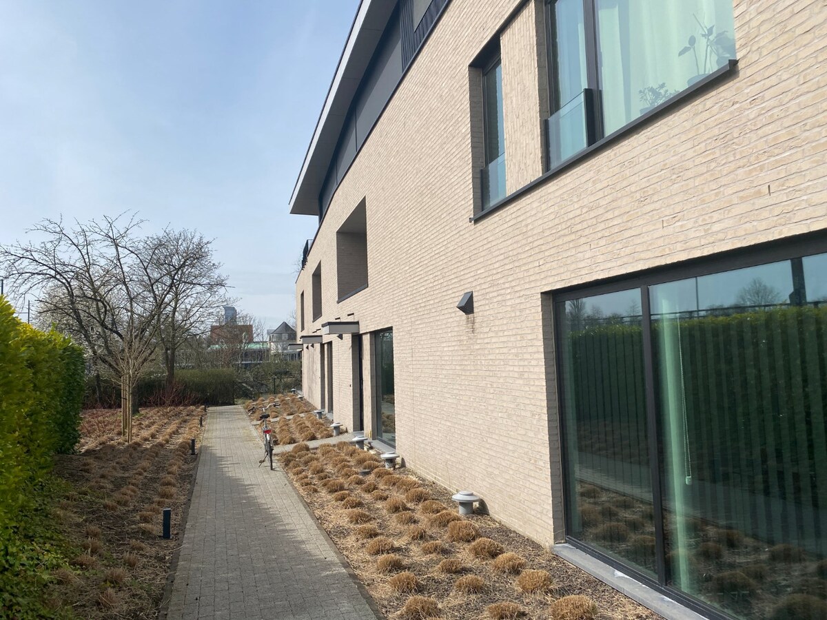 Nieuwbouwwoning nabij de Sterre - met terras en tuin ! 