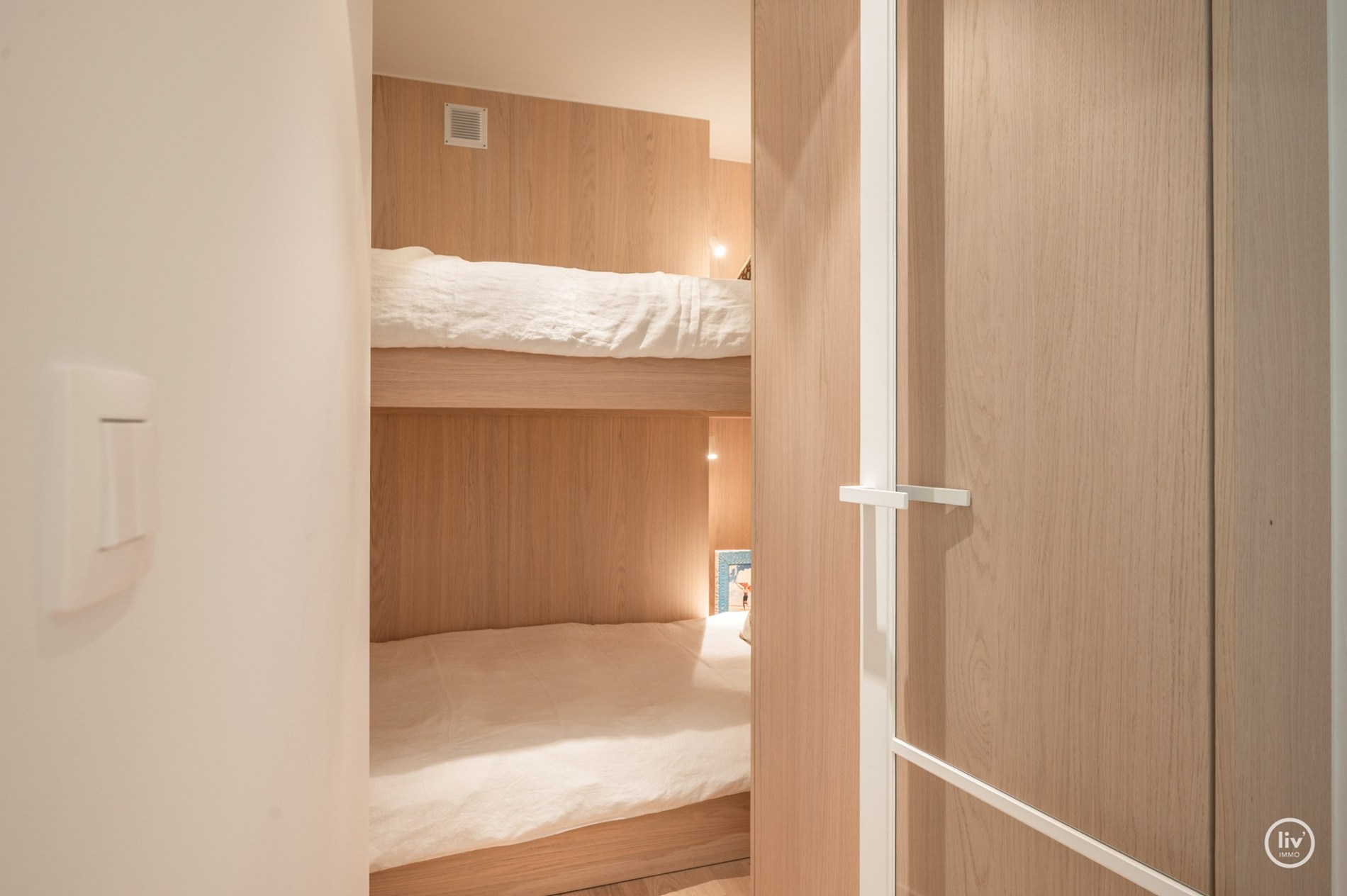 Appartement de luxe entièrement rénové de 3 chambres situé sur l'avenue Parmentier, à proximité de la digue. 