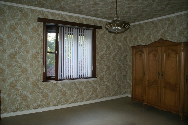 Centraal gelegen rijwoning stapvoets van het station te Roeselare 