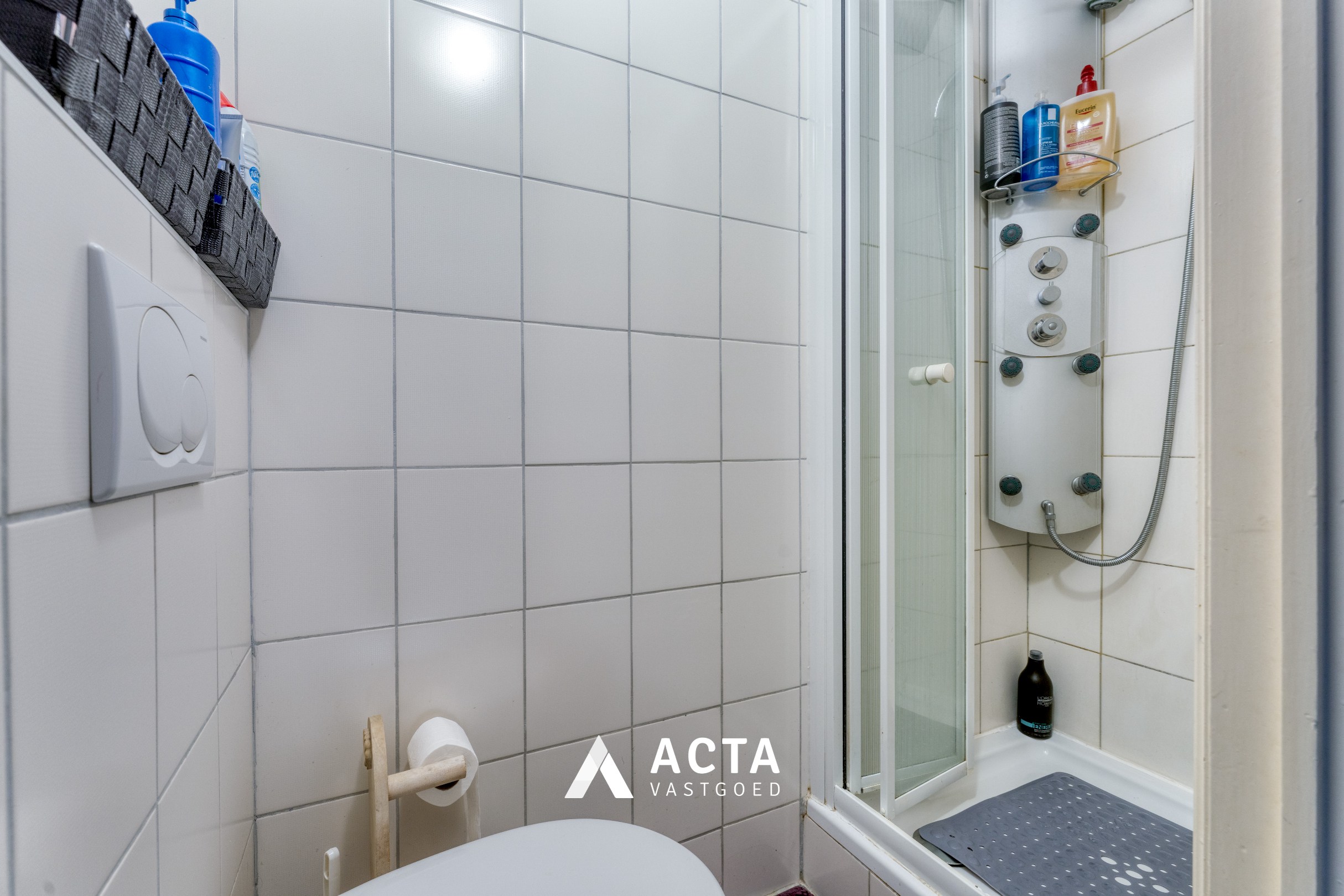 Halfopen bebouwing met vier slaapkamers en dubbele garage in Mariakerke 