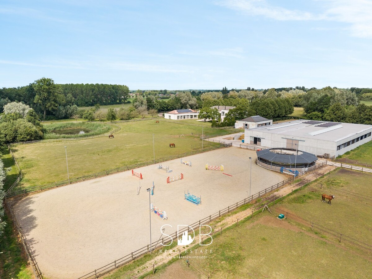 Prachtige villa met hippische accommodatie en graslanden +/-  23 ha 