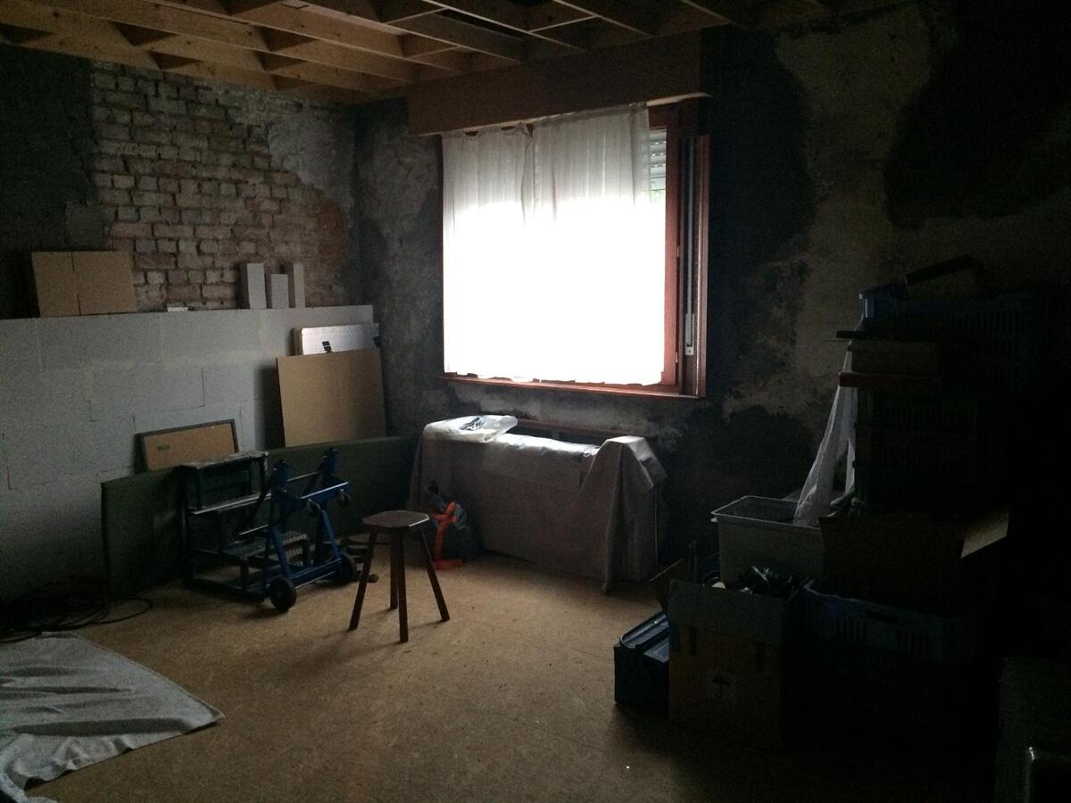 HALF OPEN BEBOUWING MET TUIN OP CENTRALE LIGGING TE ZANDVOORDE 