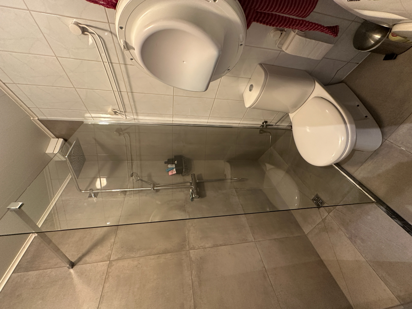 Instapklare handelsruimte met 2-slaapkamer appartement en garage, centrum Koekelare 