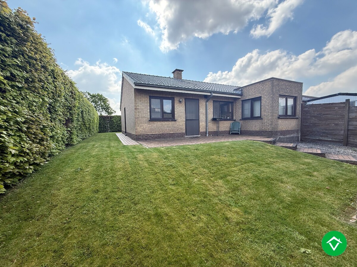 Rustig gelegen gelijkvloerse halfopen woning met 2 slpk's + dubbele garage 