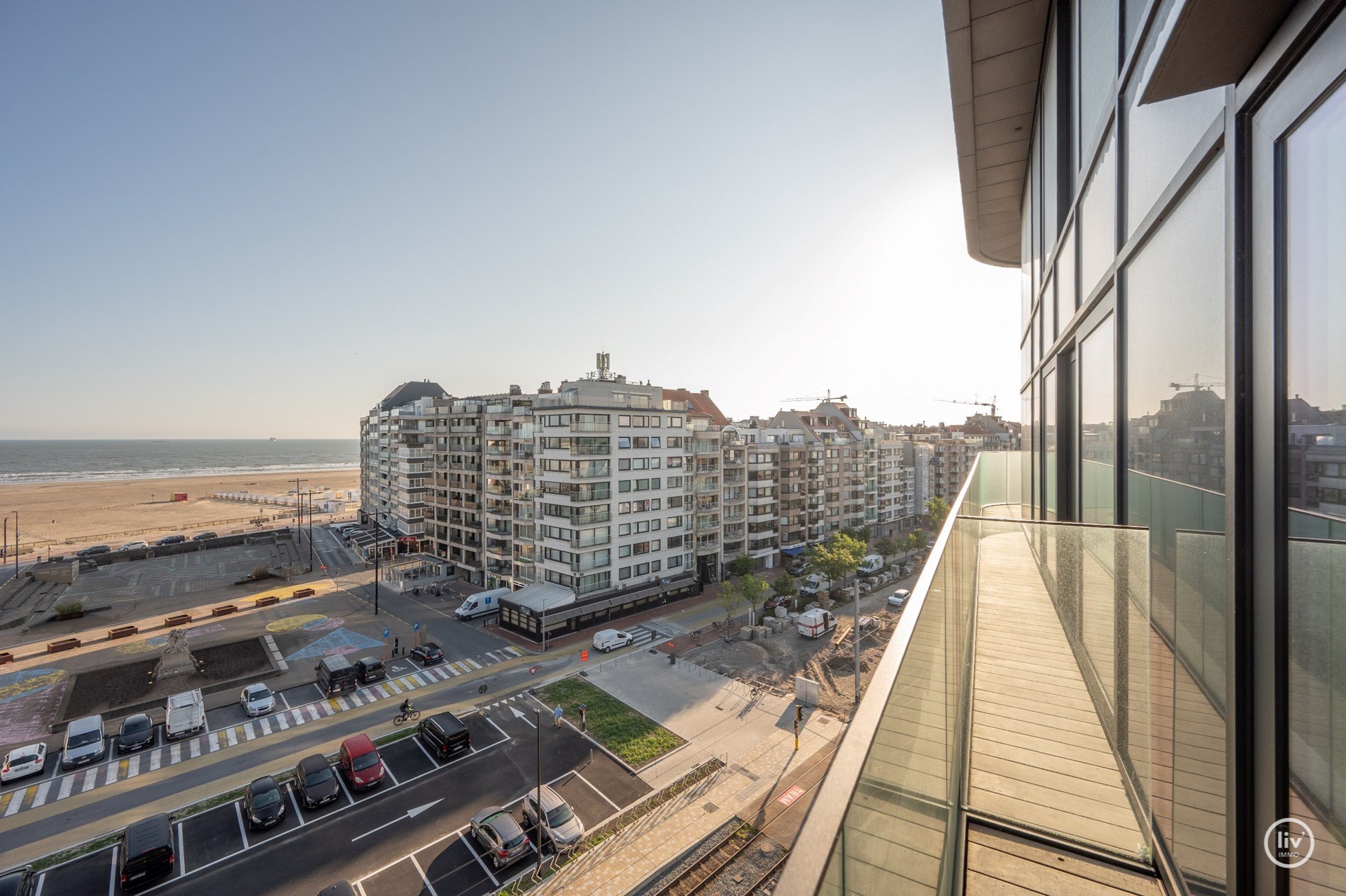 Duplex-appartement te koop in het prestigieuze en architectonisch nieuwbouwproject ‘Heldentoren’, gelegen aan het Heldenplein te Heist met frontaal zicht op de zeedijk en Zee nabij de talrijke winkels 