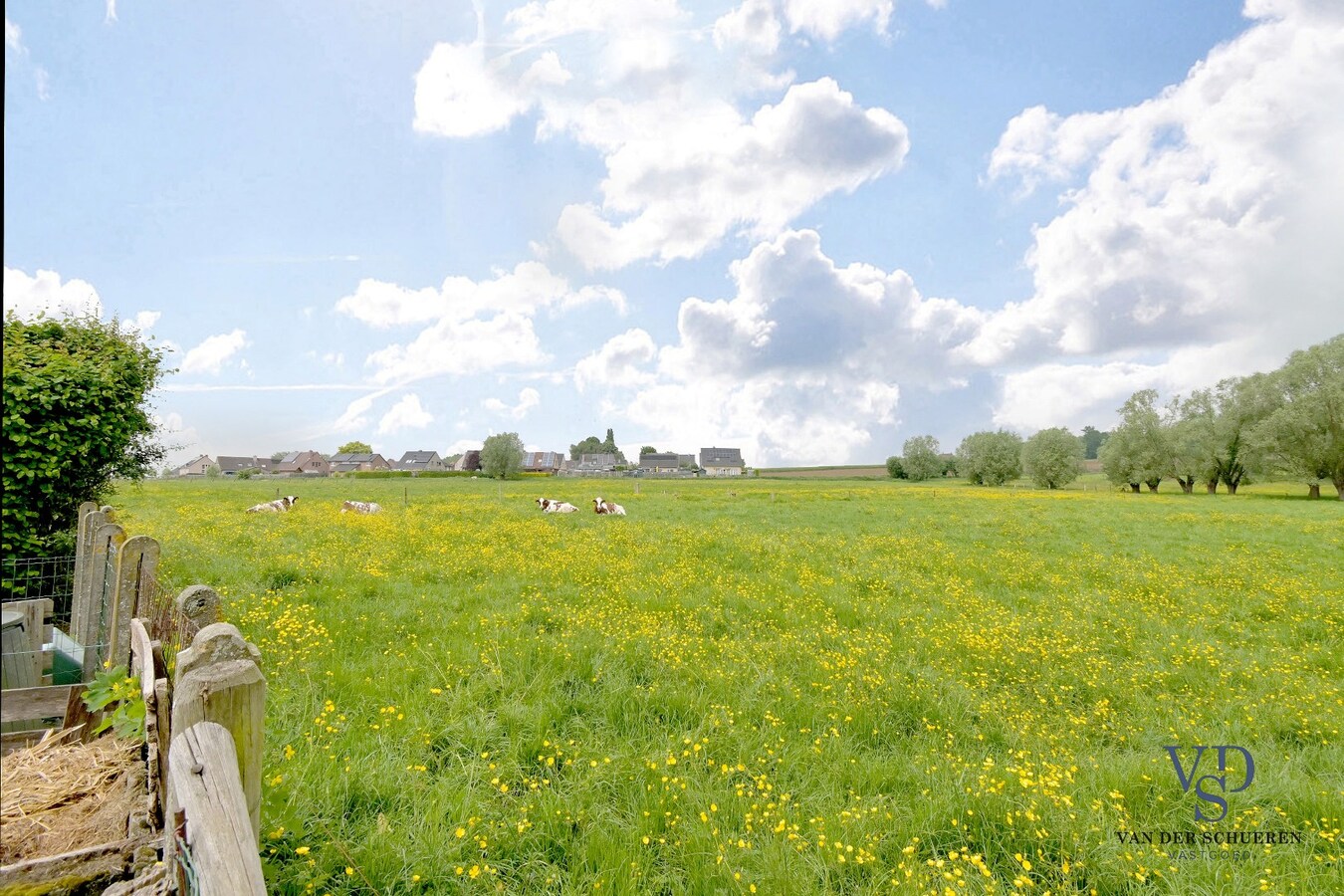 Goedgelegen bungalowwoning te Moerbeke. 
