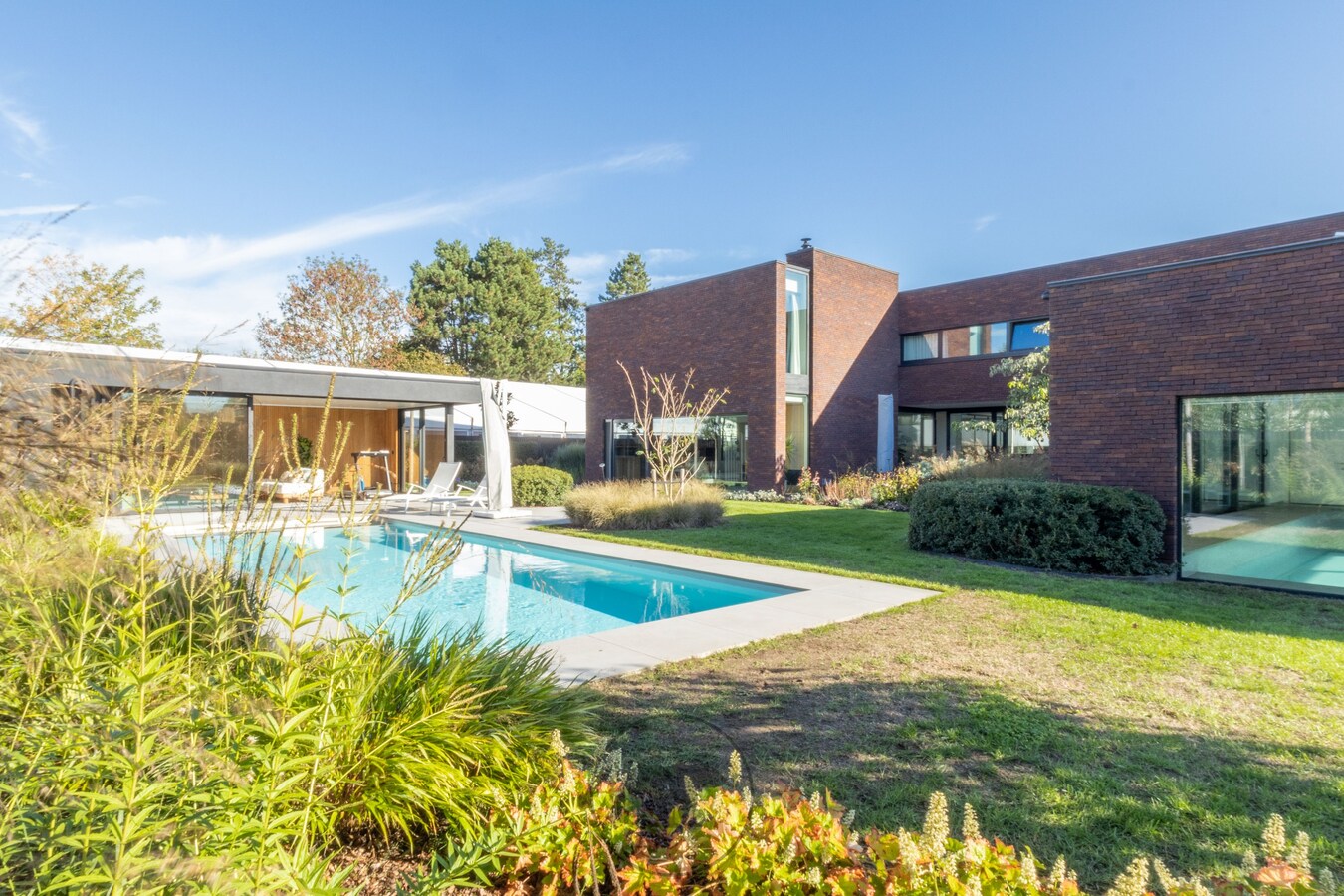 Buitengewone design villa op unieke ligging te Lochristi 