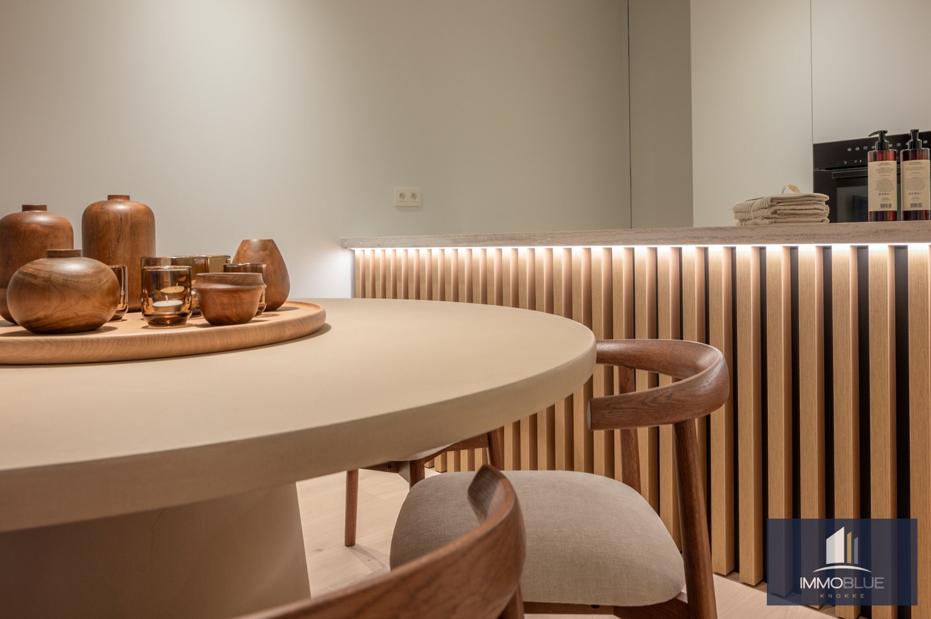 Stijlvol volledig gerenoveerd appartement in een vernieuwde residentie gelegen op een boogscheut van de zee en het commercieel centrum. 