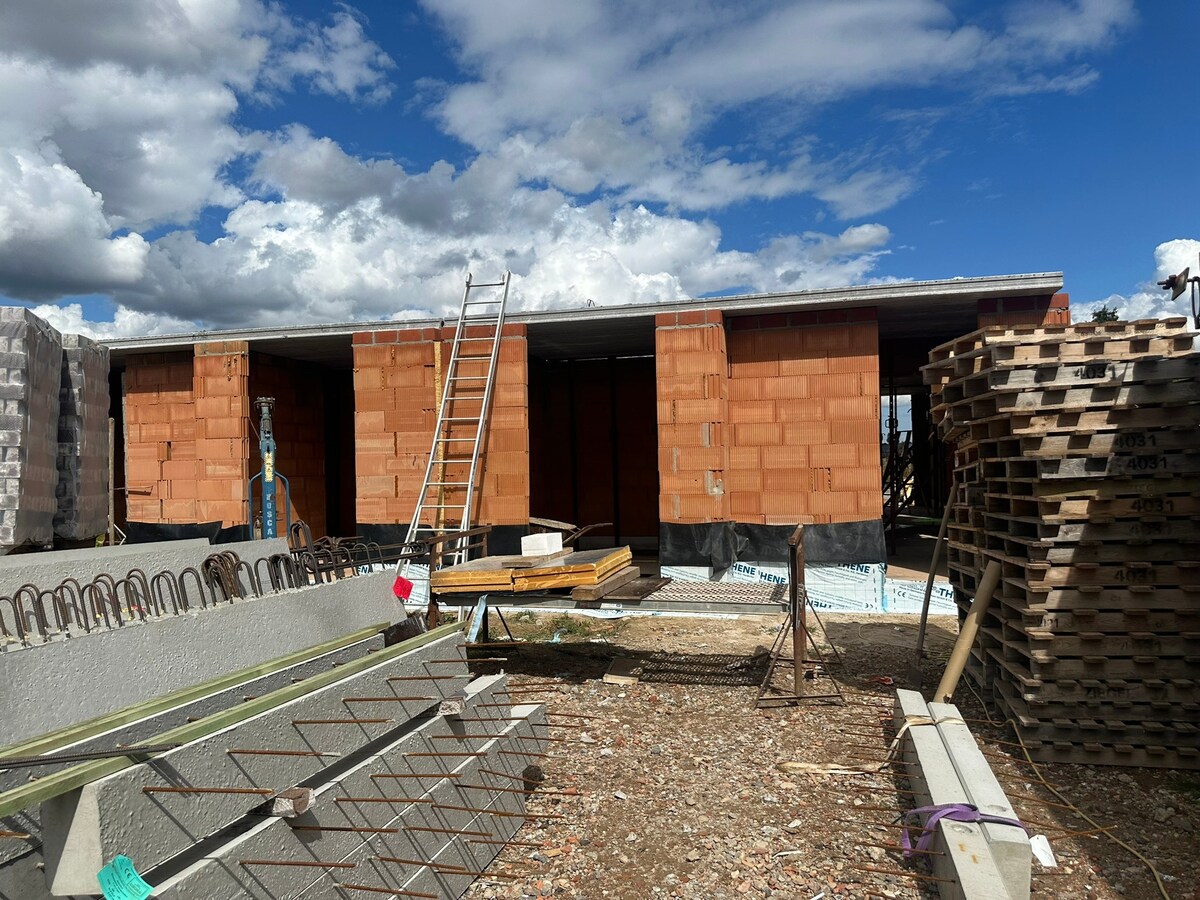 Schitterend gelegen nieuwbouw woning met 4 slaapkamers. Rustige ligging ! 