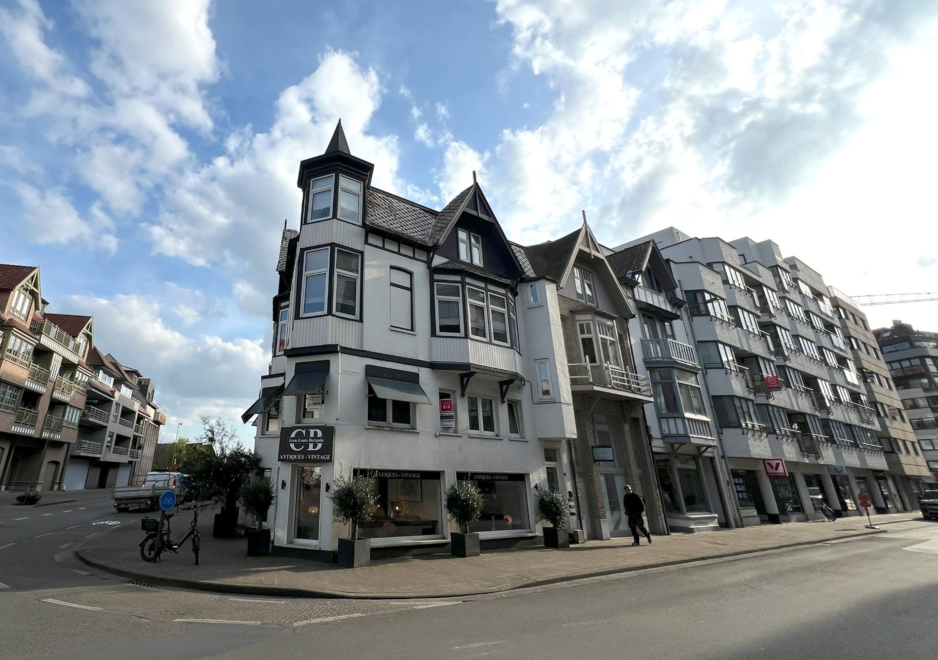 Local commercial avec studio situé au-dessus, situé au centre de Knokke. 