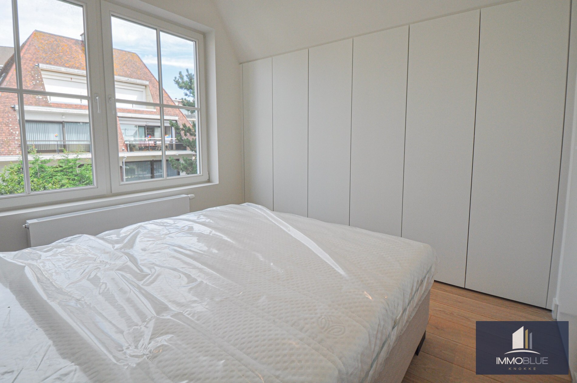 Appartement entièrement rénové avec de grandes terrasses ensoleillées. 