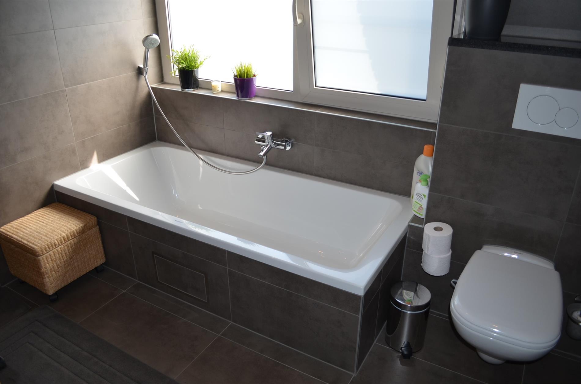 Gerenoveerde gezinswoning met  3 slpks, garage en tuin goed gelegen te Evergem 