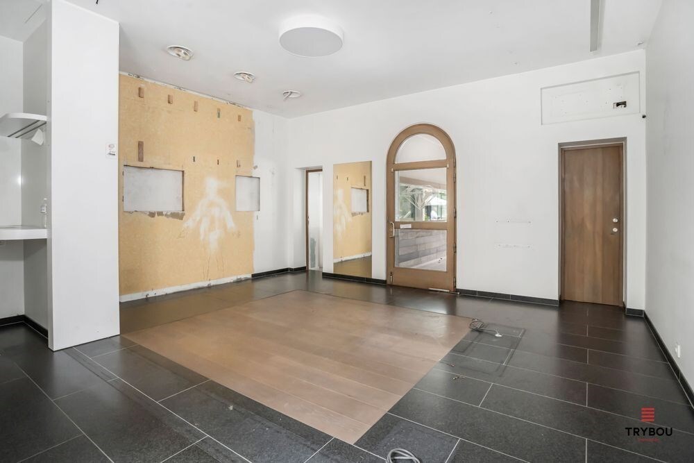 Uniek Handelspand met woonst op de Grote markt van Diksmuide. 