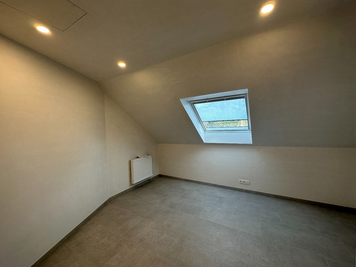 Uitstekend gelegen, halfopen woning met twee slaapkamers 