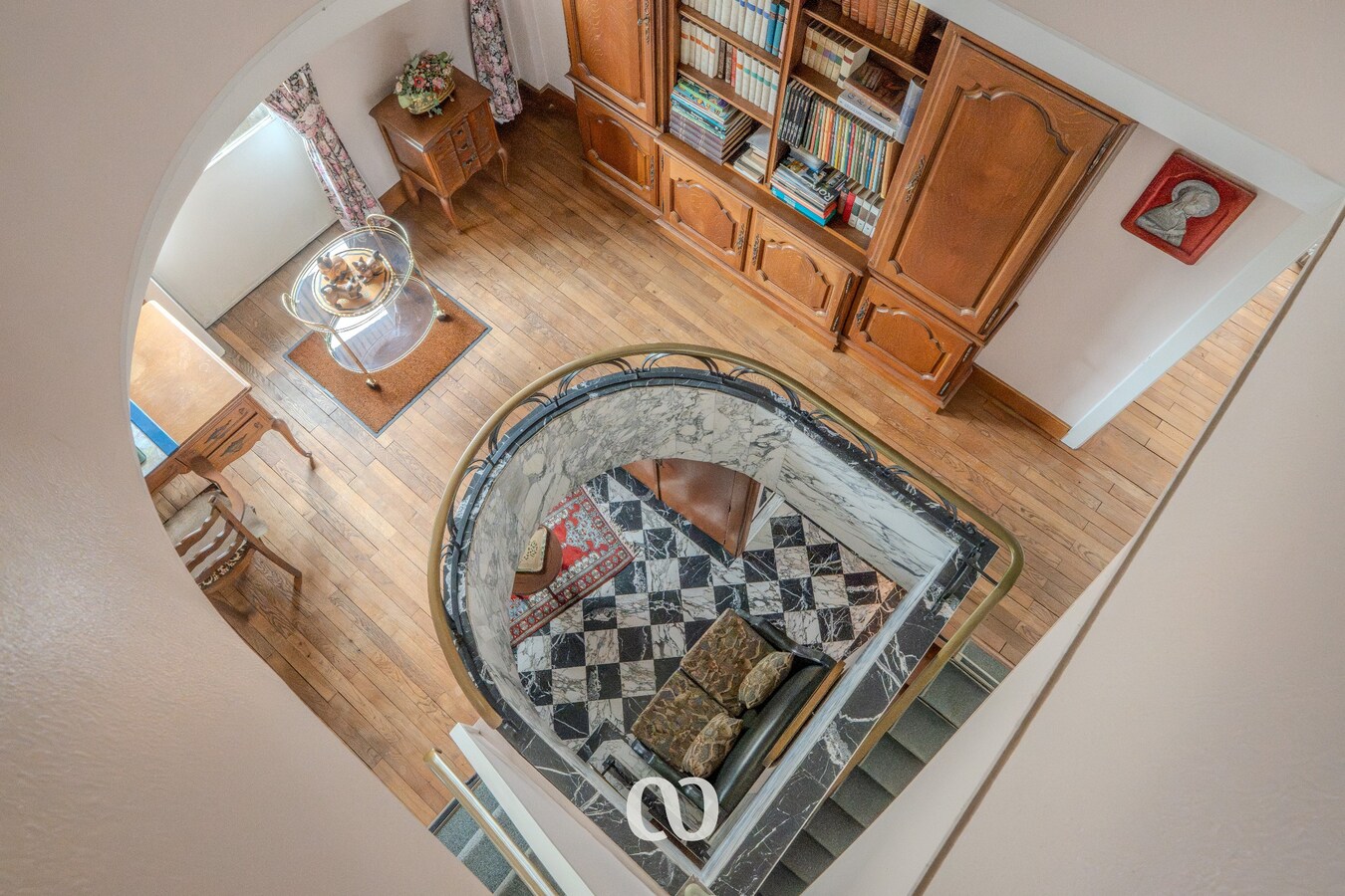 Zeer grote karaktervolle woning in art-deco stijl met tal van mogelijkheden 